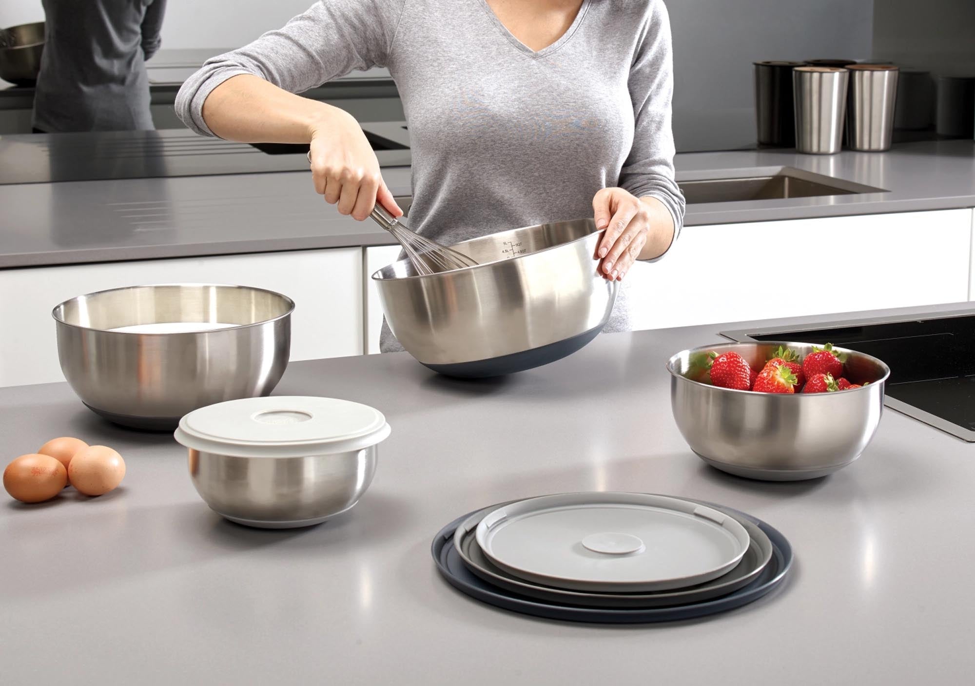 Entdecken Sie das elegante 4-teilige Schüsselset aus rostfreiem Stahl von Joseph Joseph – ideal für jede Küche und vielseitig einsetzbar.