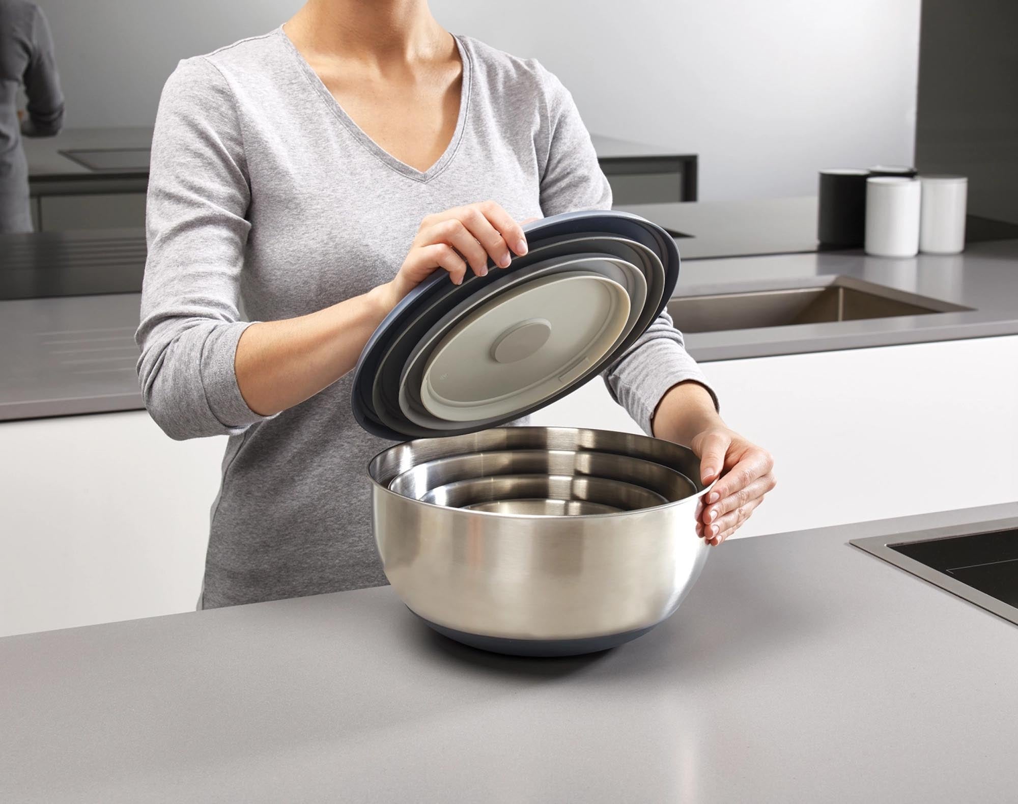 Entdecken Sie das elegante 4-teilige Schüsselset aus rostfreiem Stahl von Joseph Joseph – ideal für jede Küche und vielseitig einsetzbar.