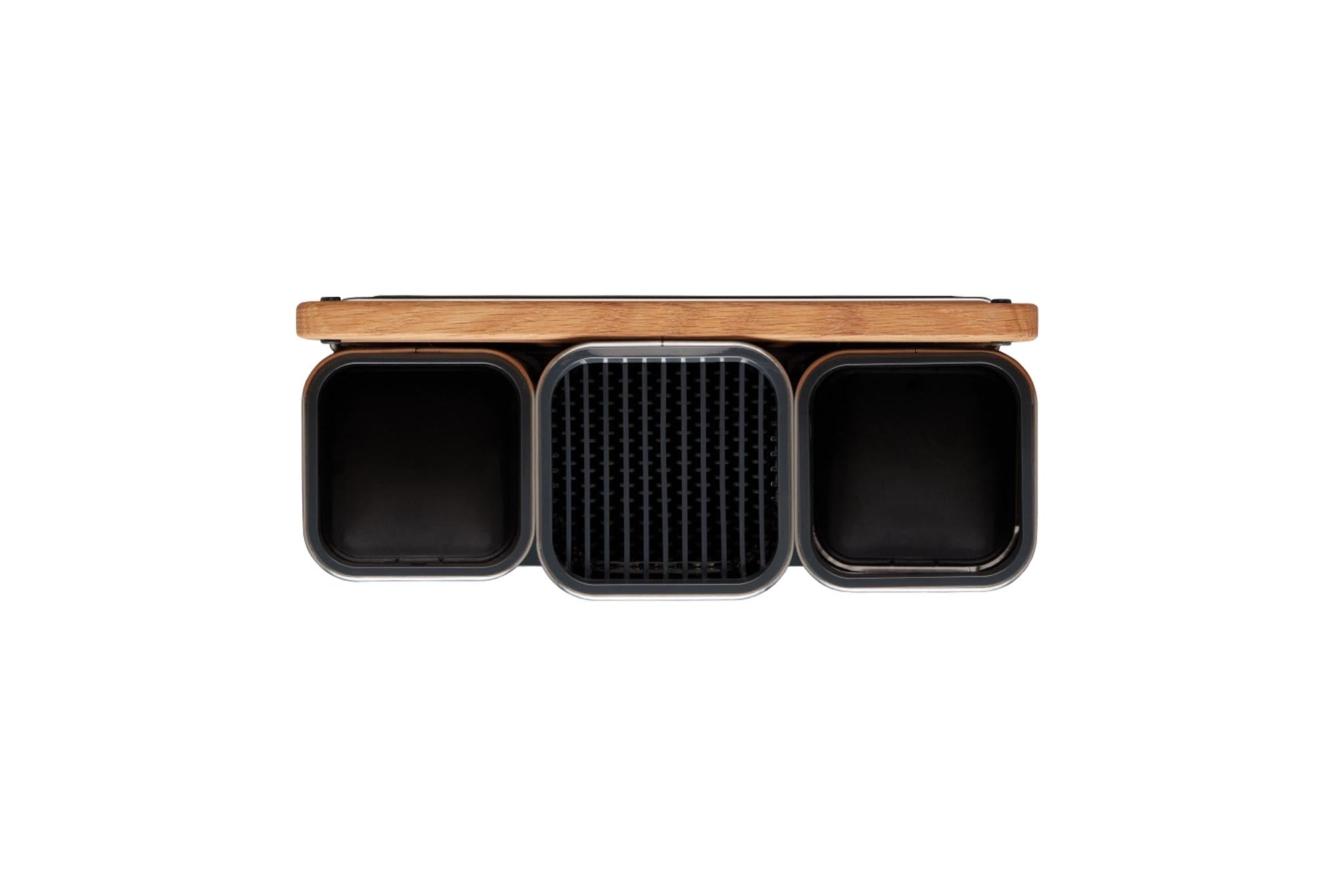 Praktischer Küchenhelfer von Joseph Joseph: Der Steel Collection CounterStore mit Schneidebrett vereint Stil und Funktionalität für Ihre Utensilien.