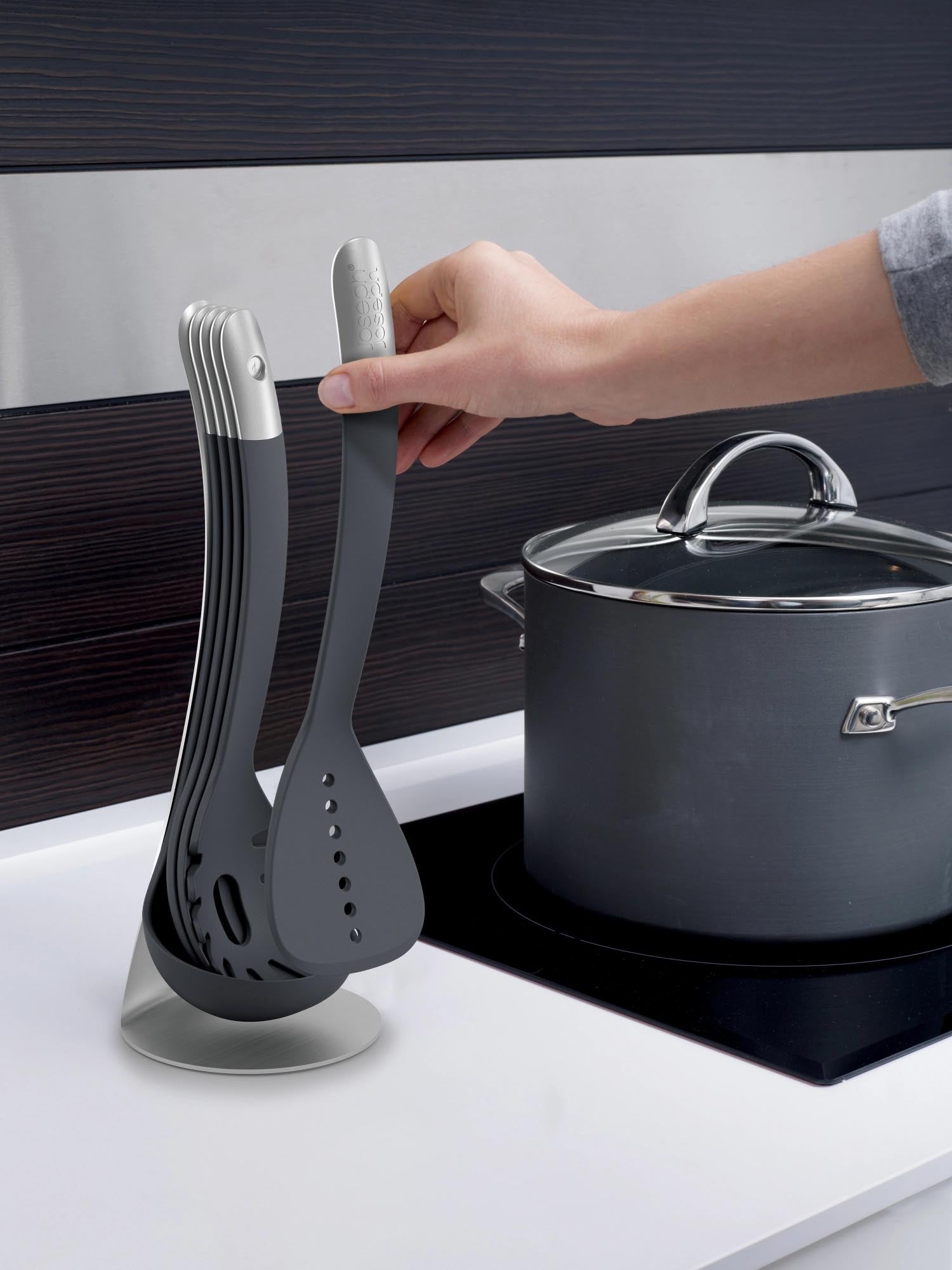 Die Joseph Joseph Nest Steel Collection: 5-tlg. Edelstahl-Kochutensilien, hitzebeständig, ergonomisch, platzsparend, ideal für beschichtete Pfannen.