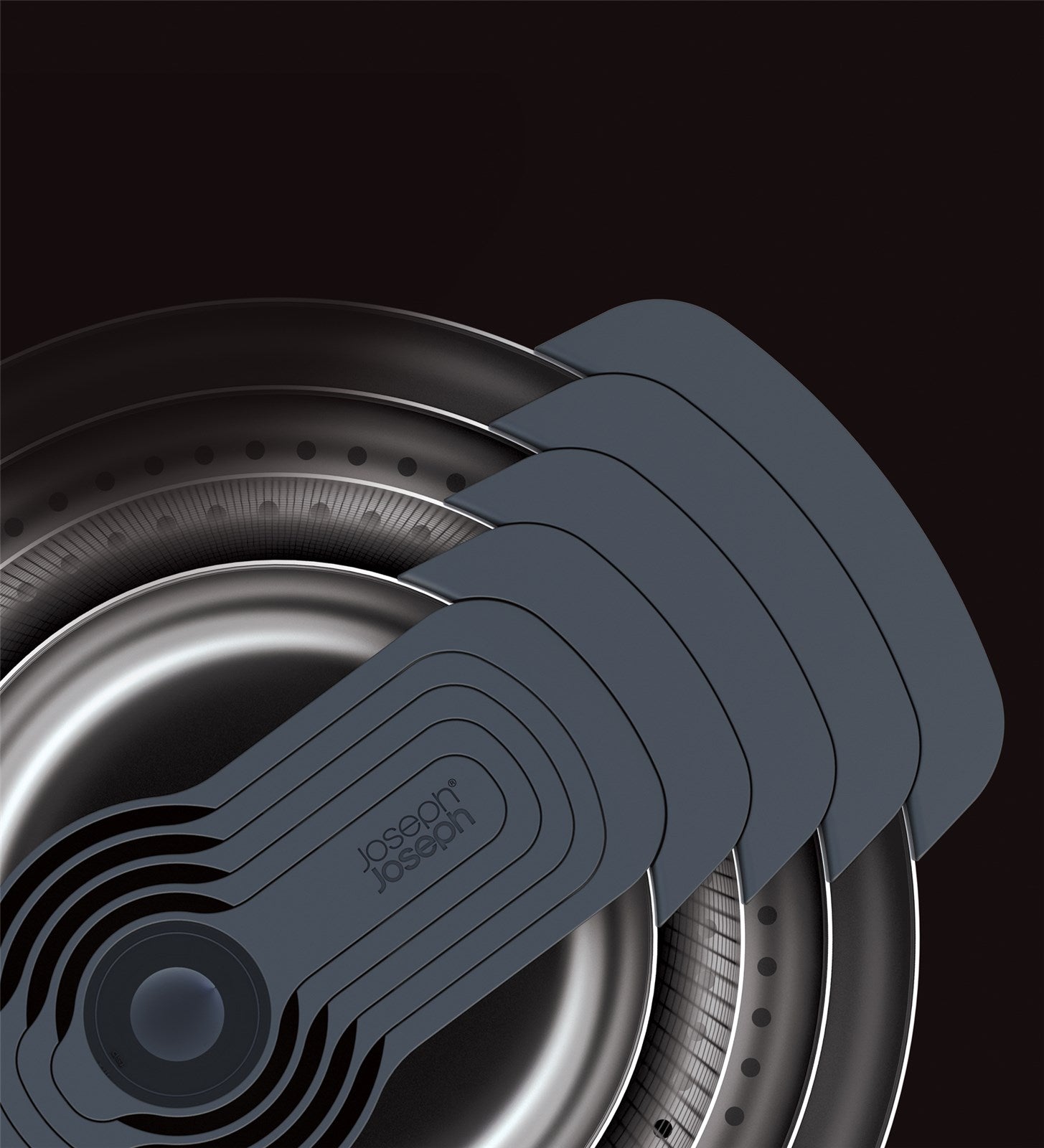 Praktisches 9-teiliges Schüssel- und Messlöffelset von Joseph Joseph. Platzsparend, aus hochwertigem Edelstahl und spülmaschinenfest.