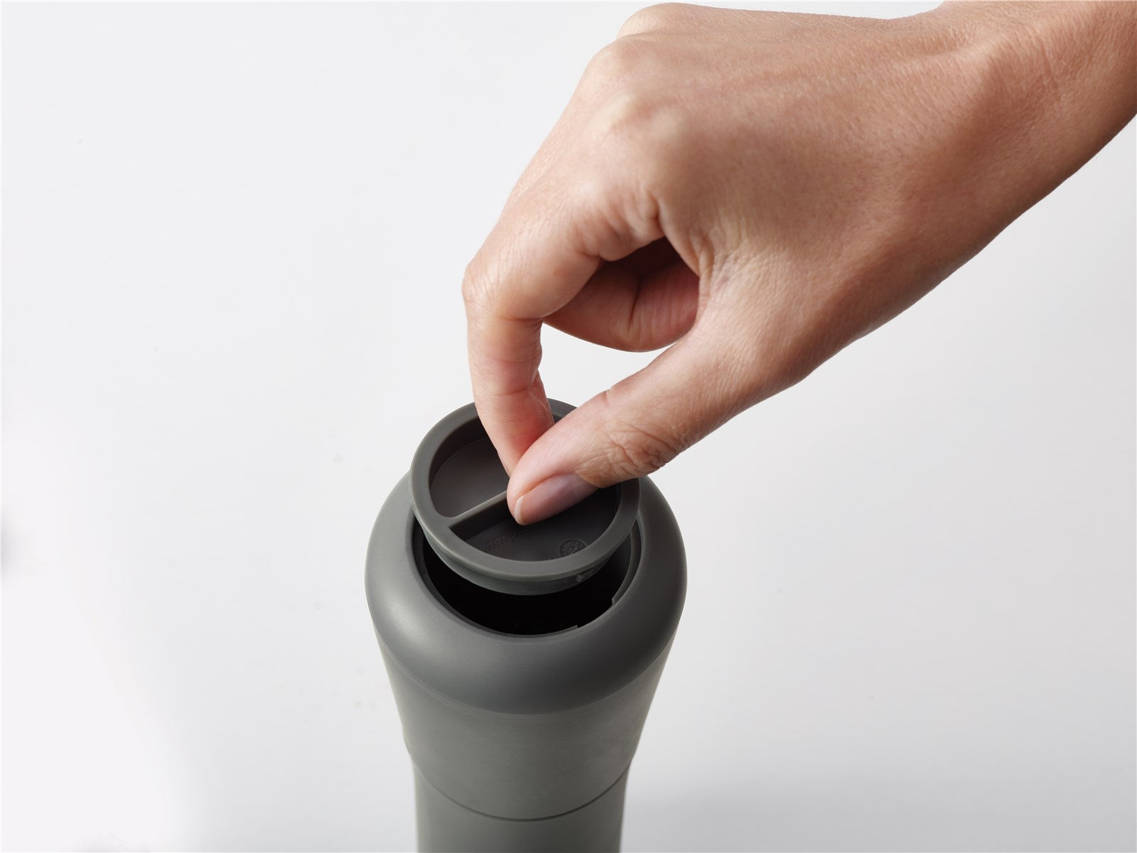 Entdecken Sie die stilvolle 2-teilige Milltop Salz- und Pfeffermühle von Joseph Joseph in Grau. Praktisch und modern für jeden Tisch.