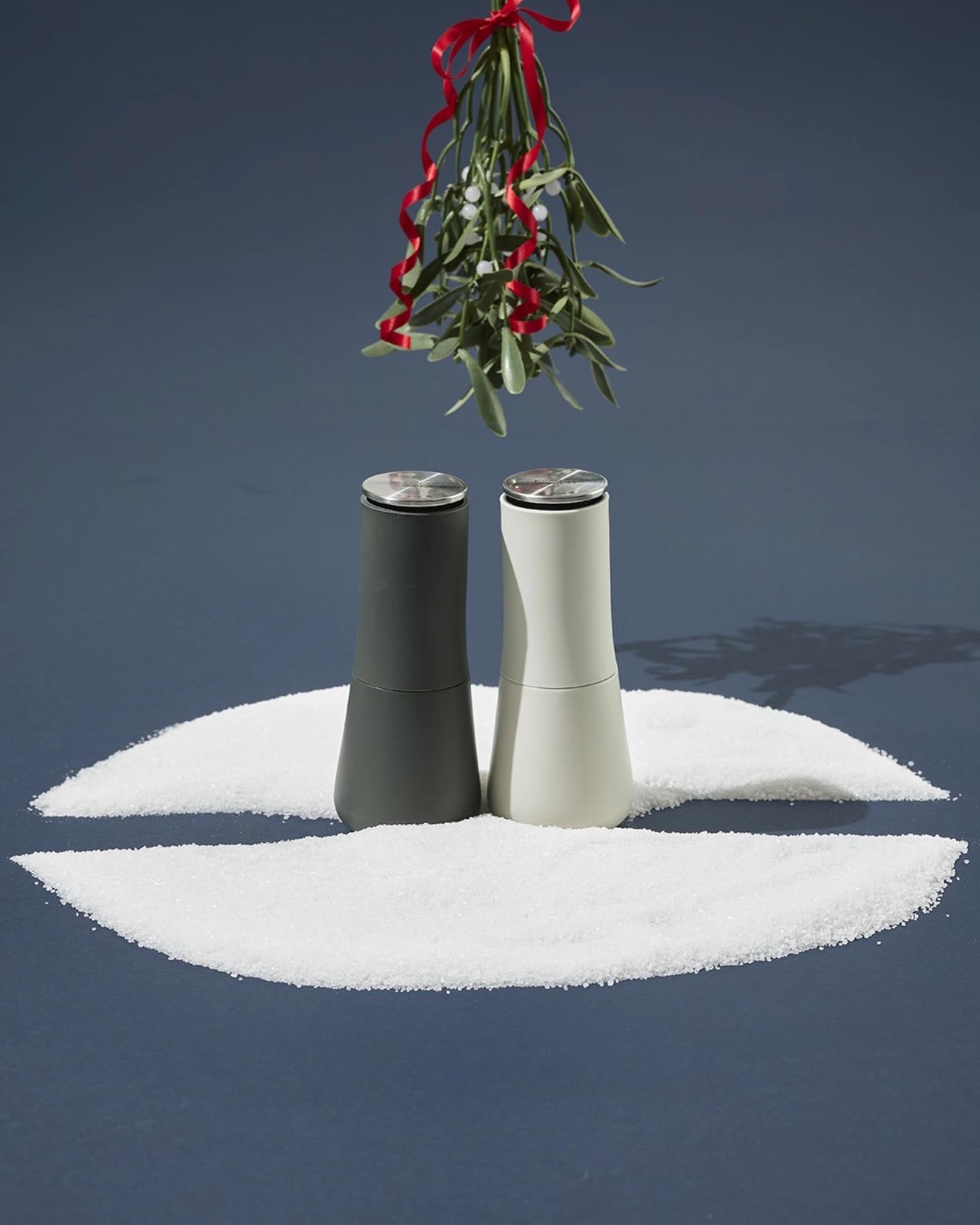 Elegante, graue Milltop Mühlen von Joseph Joseph: Kompakt, auslaufsicher, verstellbar, stilvoll und einfach nachfüllbar.