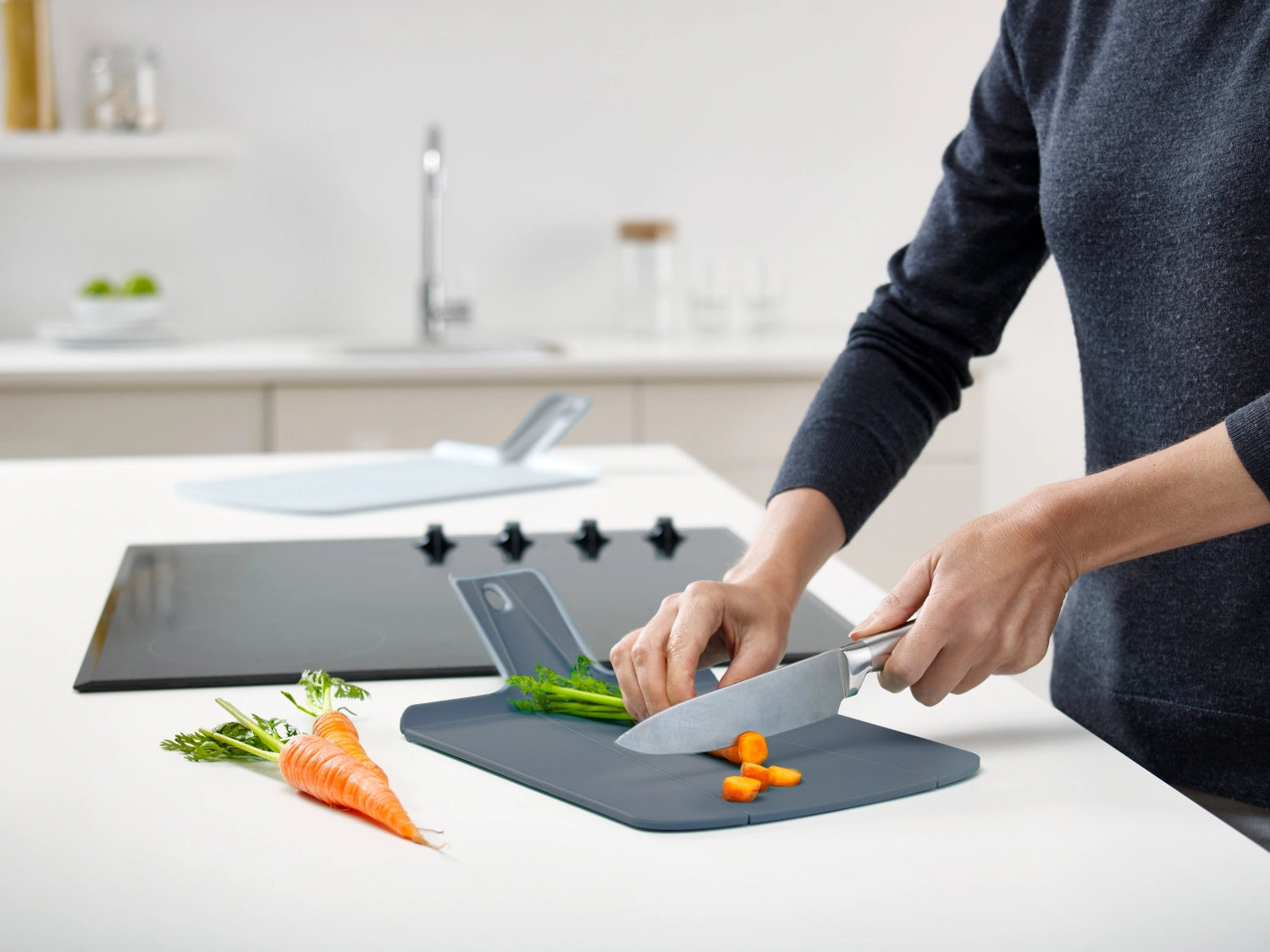 Zwei innovative Chop2Pot Plus Sky Schneidbretter von Joseph Joseph, 38x21x3cm, perfekt für müheloses Schneiden und einfaches Umfüllen von Zutaten.