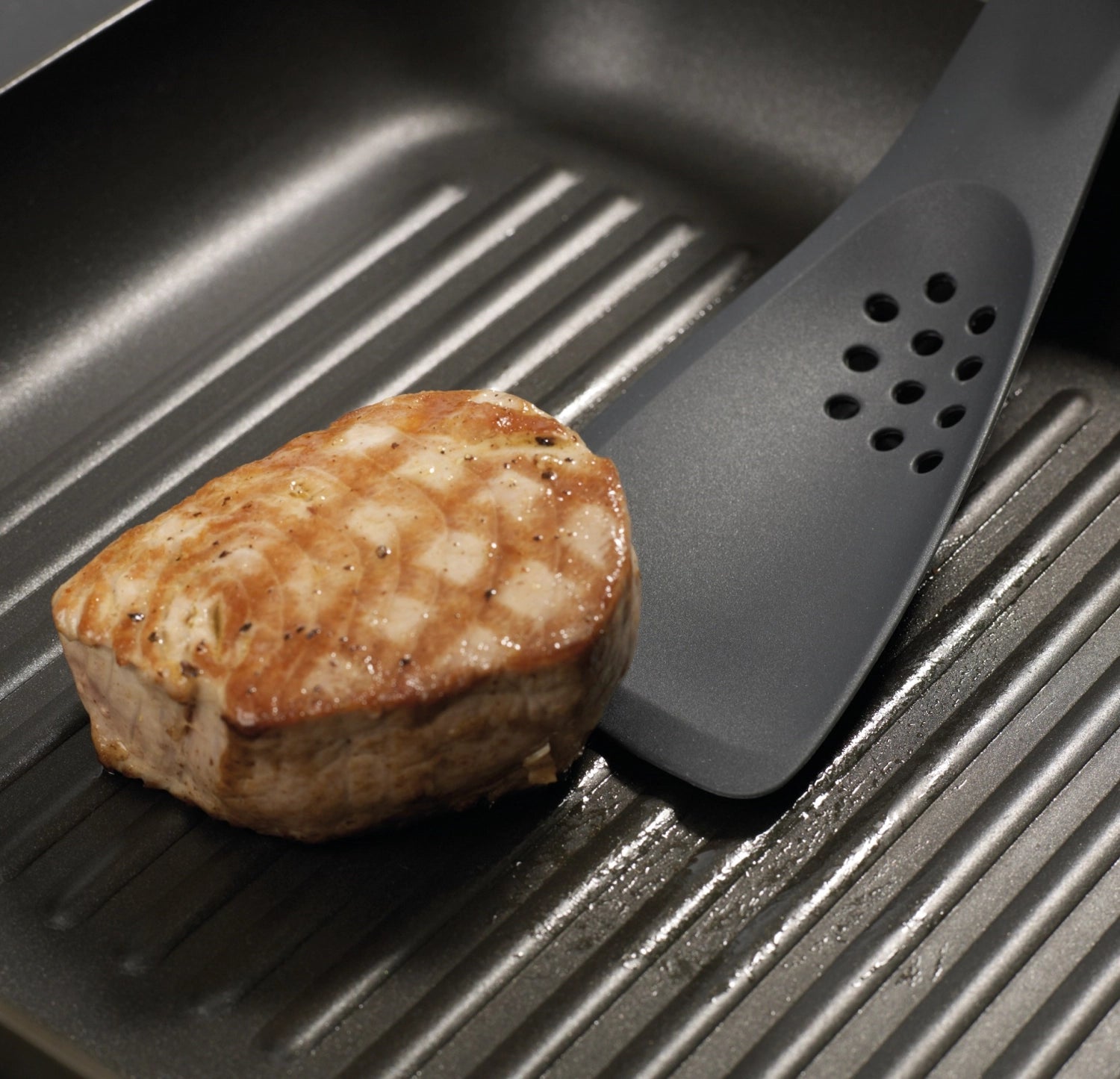 Erleben Sie das praktische Joseph Joseph 5-in-1 Mehrzweck-Tool in grau-grün! Ideal zum Schneiden, Schälen und mehr – ein Must-Have für jede Küche!