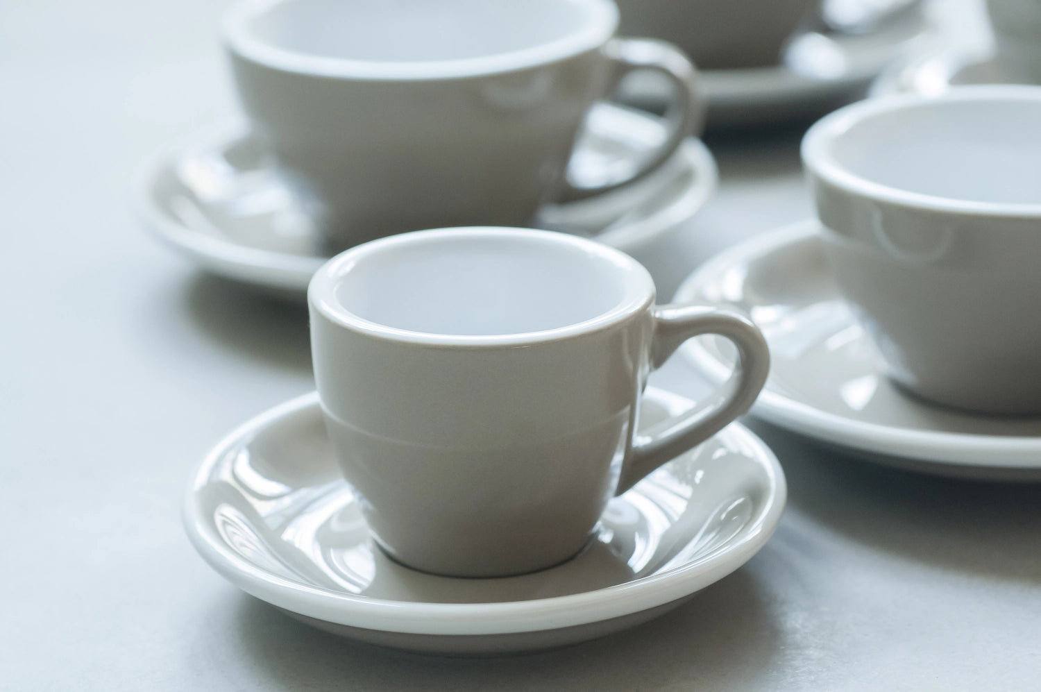 Egg Untertassen für Espresso bis Café Latte in Graubraun präsentiert im Onlineshop von KAQTU Design AG. Untertassen ist von Loveramics