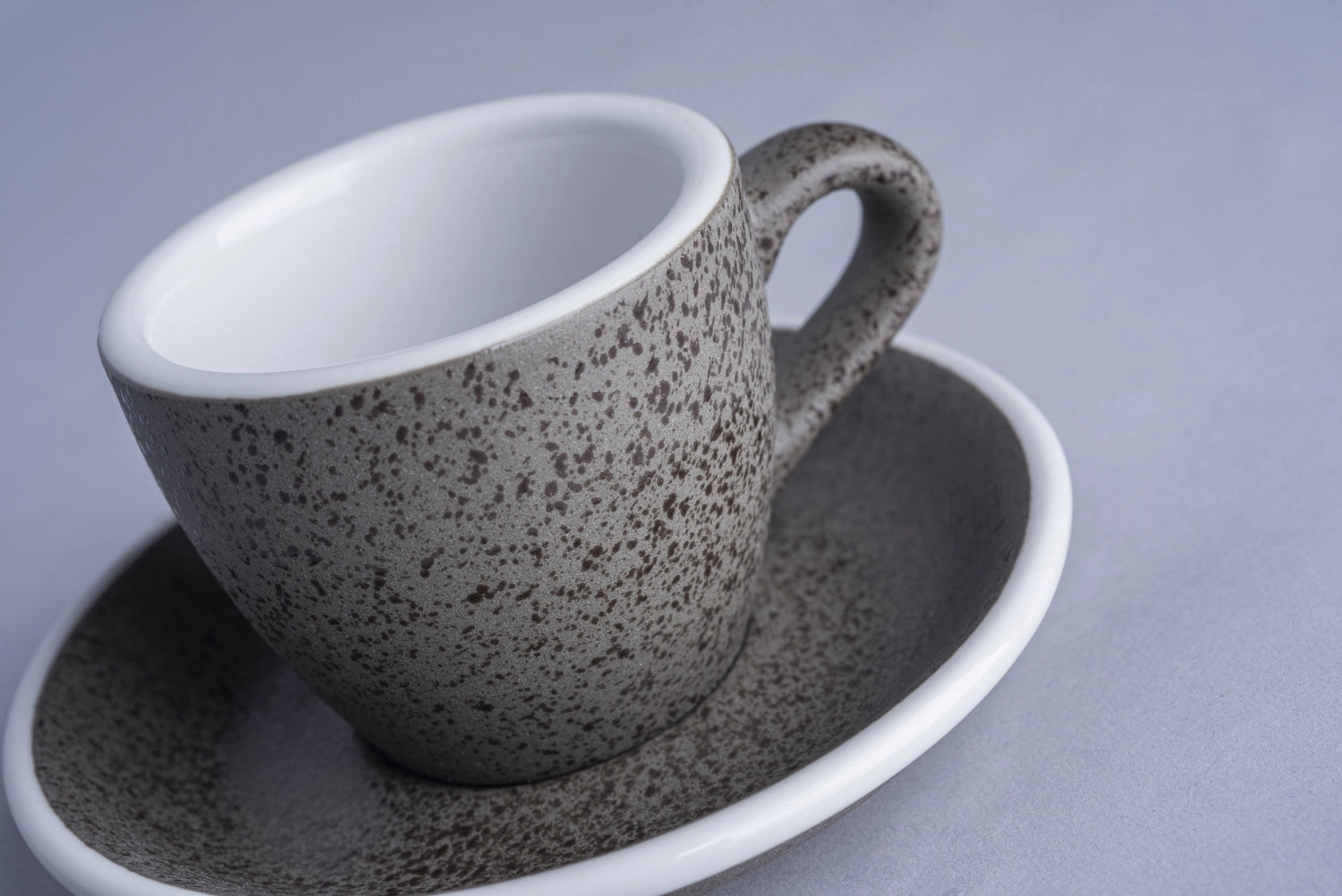 Egg Untertassen für Espresso bis Café Latte in Granit präsentiert im Onlineshop von KAQTU Design AG. Espressotassen ist von Loveramics