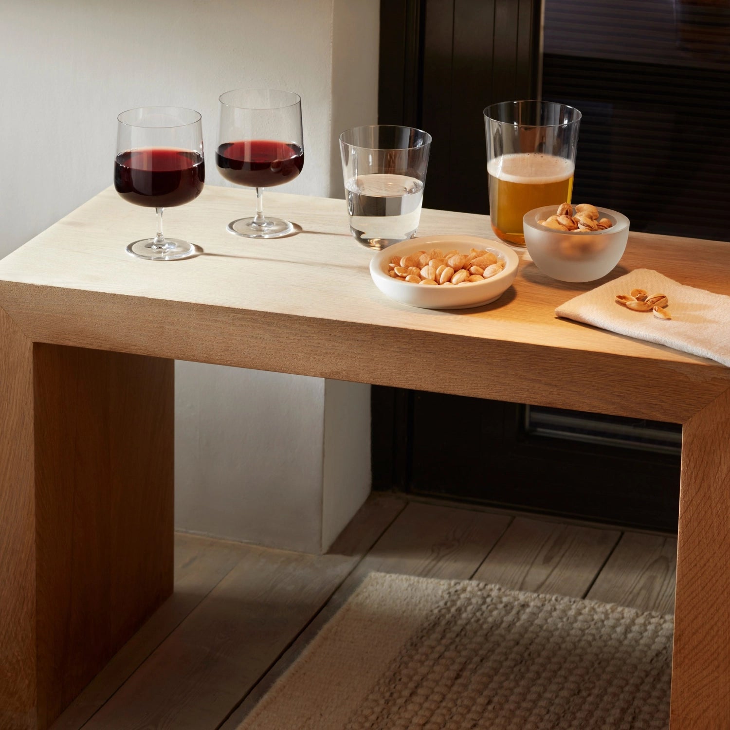 Elegantes 4er Set Arc Becher von LSA, 550ml, aus klarem Glas, ideal für stilvolle Getränke und besondere Anlässe.