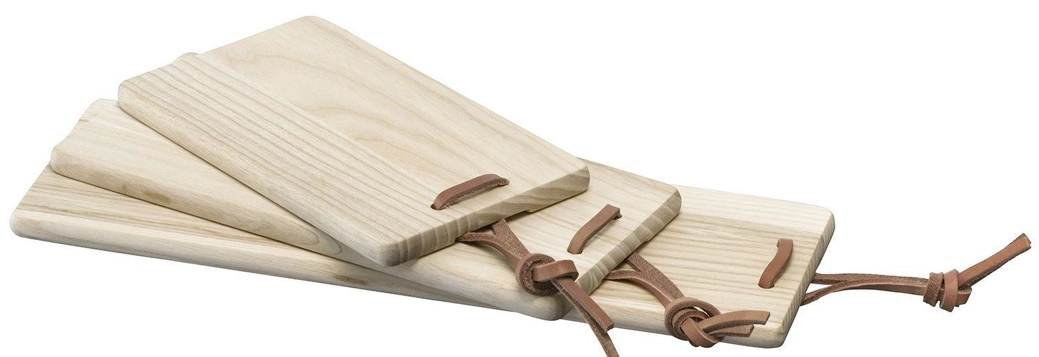Elegantes Borough Trio Brett Set aus Esche von LSA, perfekt zum Schneiden und Servieren, vereint Funktionalität und modernes Design.