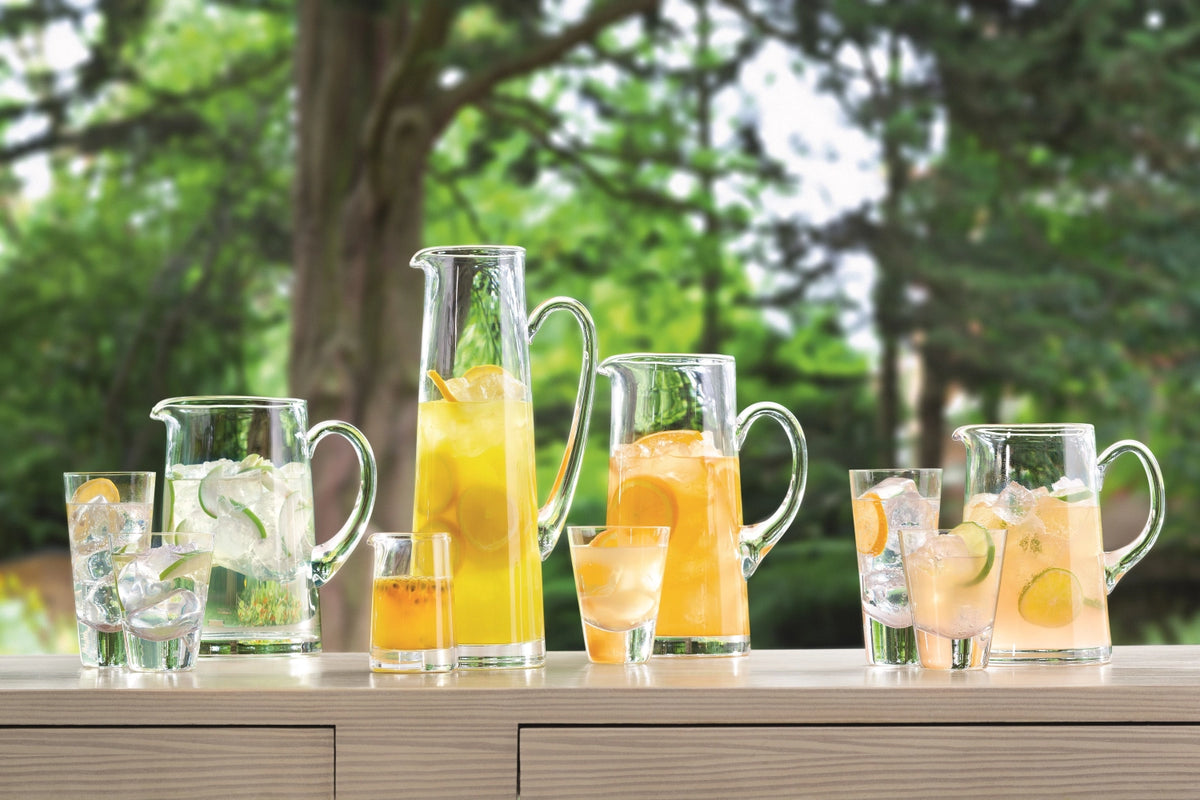 Bar Konischer Krug 1.9L - klar in Transparent präsentiert im Onlineshop von KAQTU Design AG. Karaffe ist von LSA
