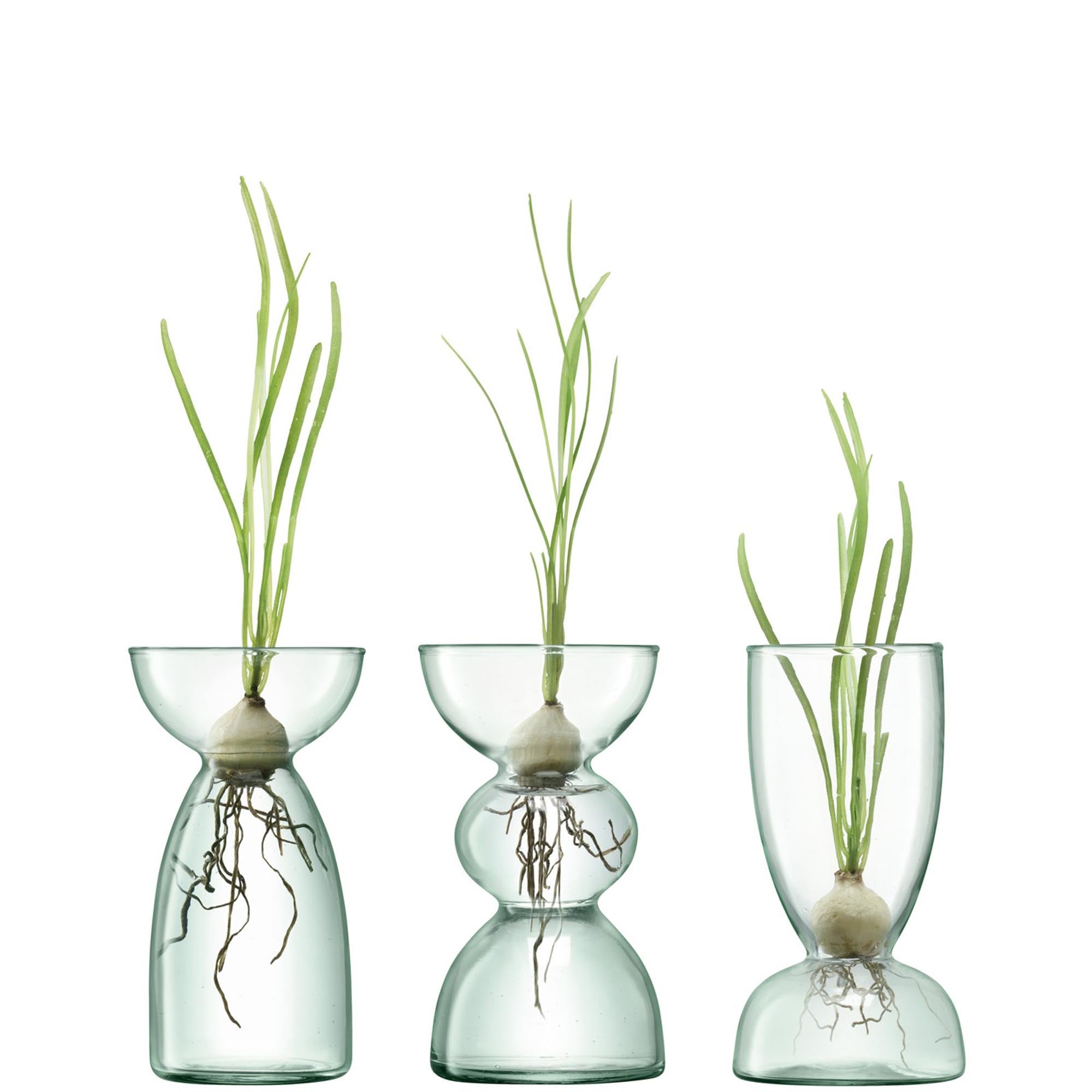 Das Canopy Trio Vase Set H13cm von LSA besticht durch seine umweltfreundliche, recycelte Optik und verleiht jedem Raum eine elegante Note.