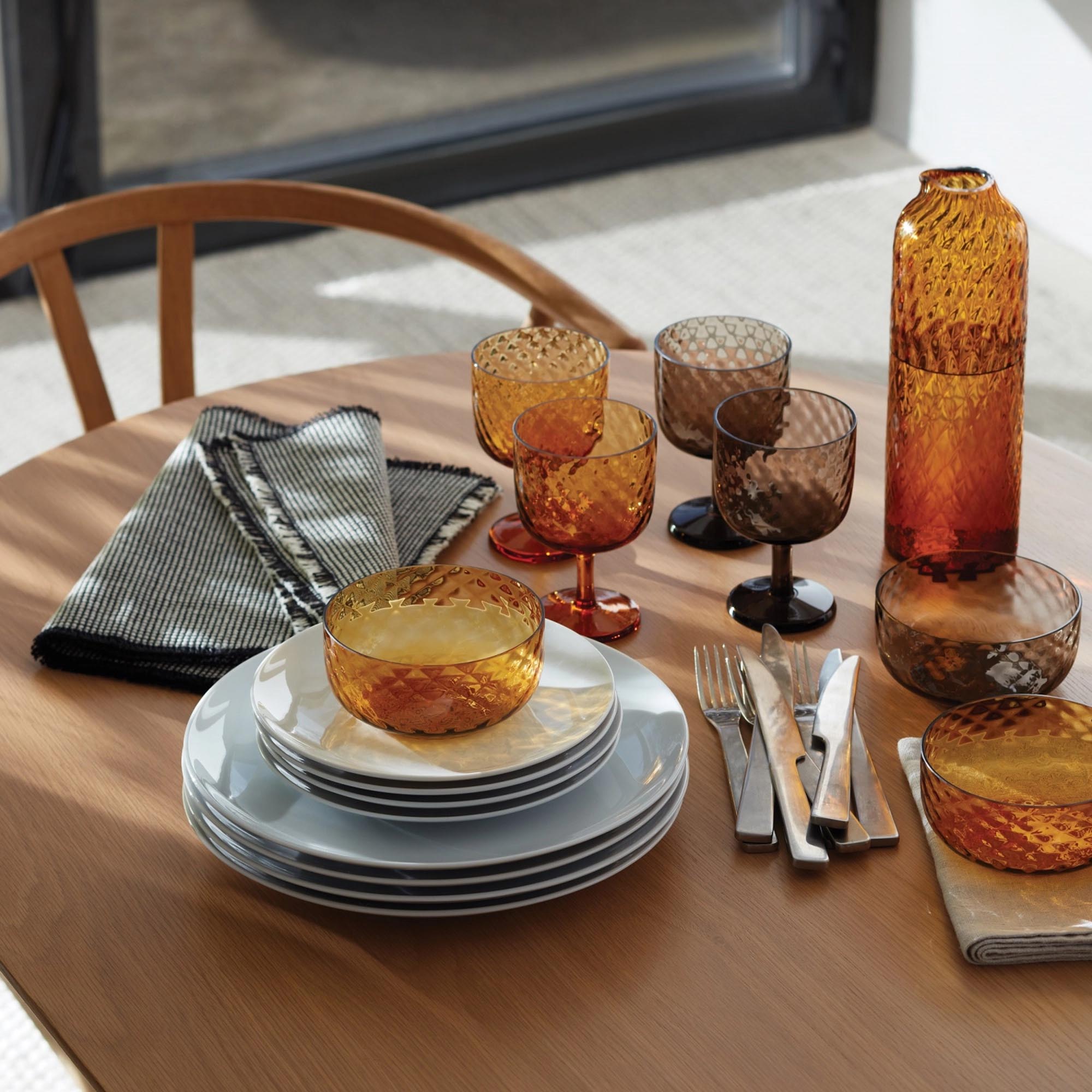 Stilvolles 2er Set Dapple Weingläser von LSA, 325ml, in edlem Bernstein. Perfekt für festliche Anlässe und Weinliebhaber.