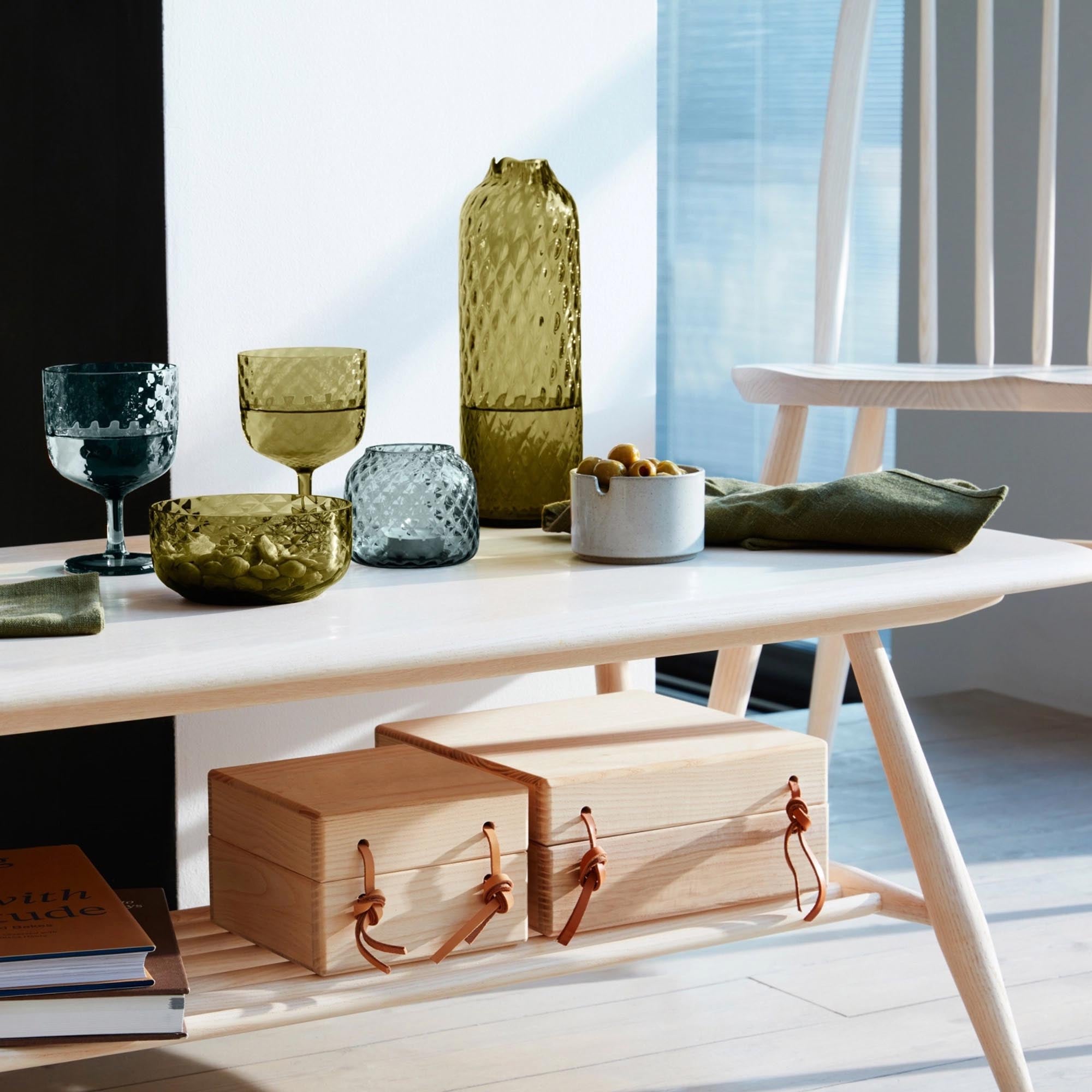 Elegante 2er Set Dapple Weingläser (325ml) in Woodland Green von LSA. Ideal für Rot- und Weißweine, spülmaschinenfest und perfekt für besondere Anlässe.