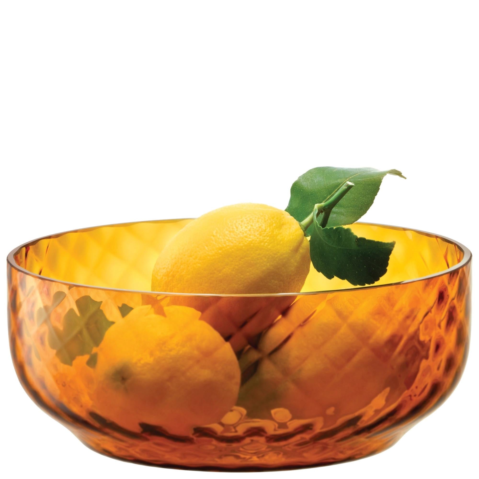 Erleben Sie die Dapple Schale 22,5 cm in strahlendem Sun bernstein von LSA – ein kunstvolles Glasdesign, das Licht und Eleganz vereint.