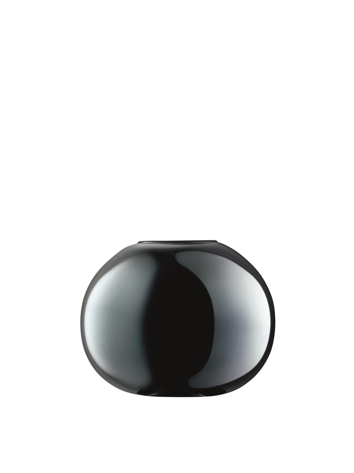 Entdecken Sie die Epoque Vase von LSA: 13,5 cm hoch, saphirblau, aus hochwertigem Glas. Perfekt für Blumenarrangements und stilvolle Dekoration.