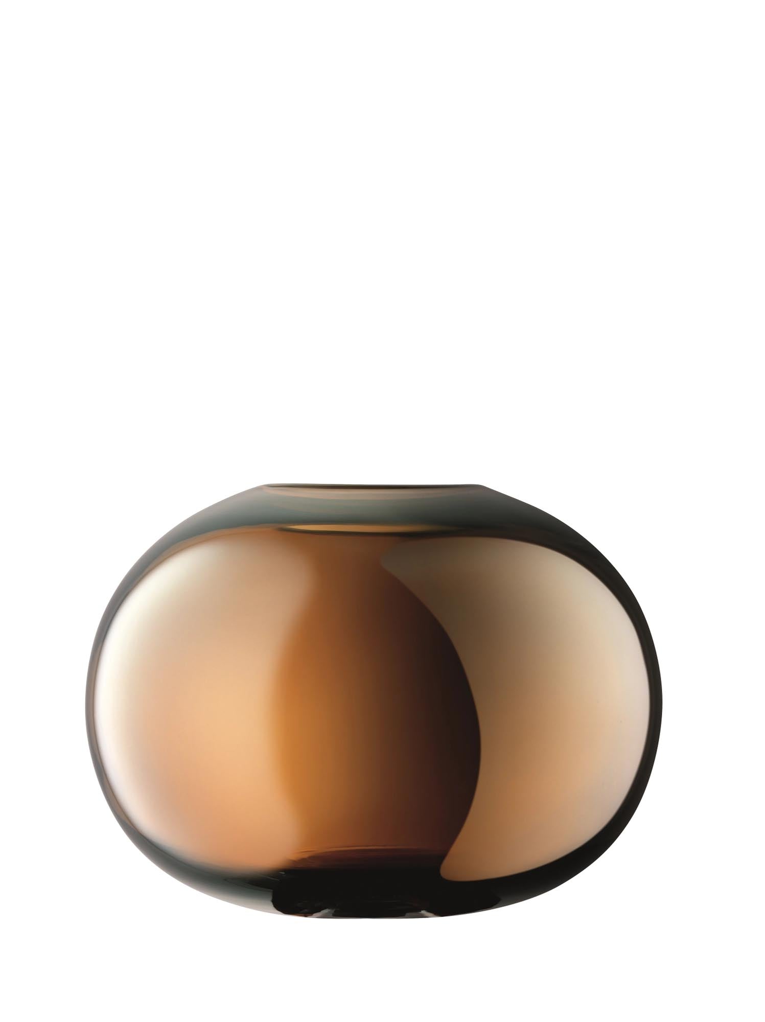 Entdecken Sie die Epoque Vase H18cm in Bernstein Lüster von LSA. Elegantes Design, hochwertige Materialien, ideal für Blumen und Dekoration.