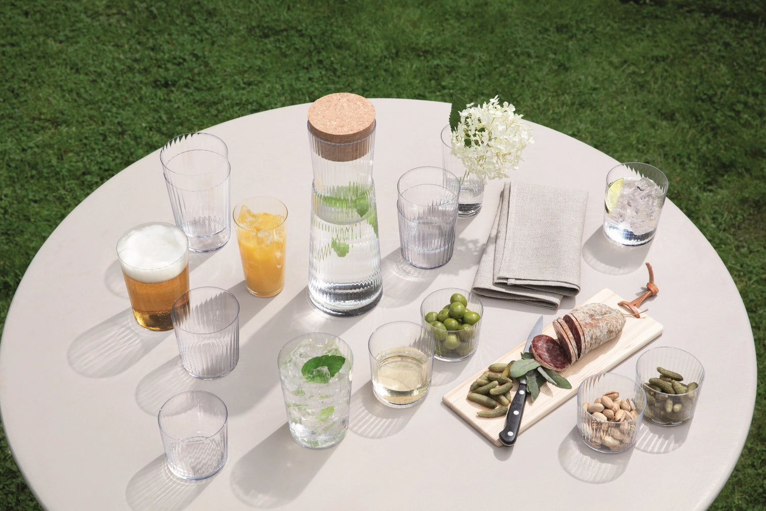 Elegantes 4er Set Gio Trinkgläser von LSA, 390ml, perfekt für Cocktails und Getränke, vereint modernes Design mit erstklassiger Verarbeitung.