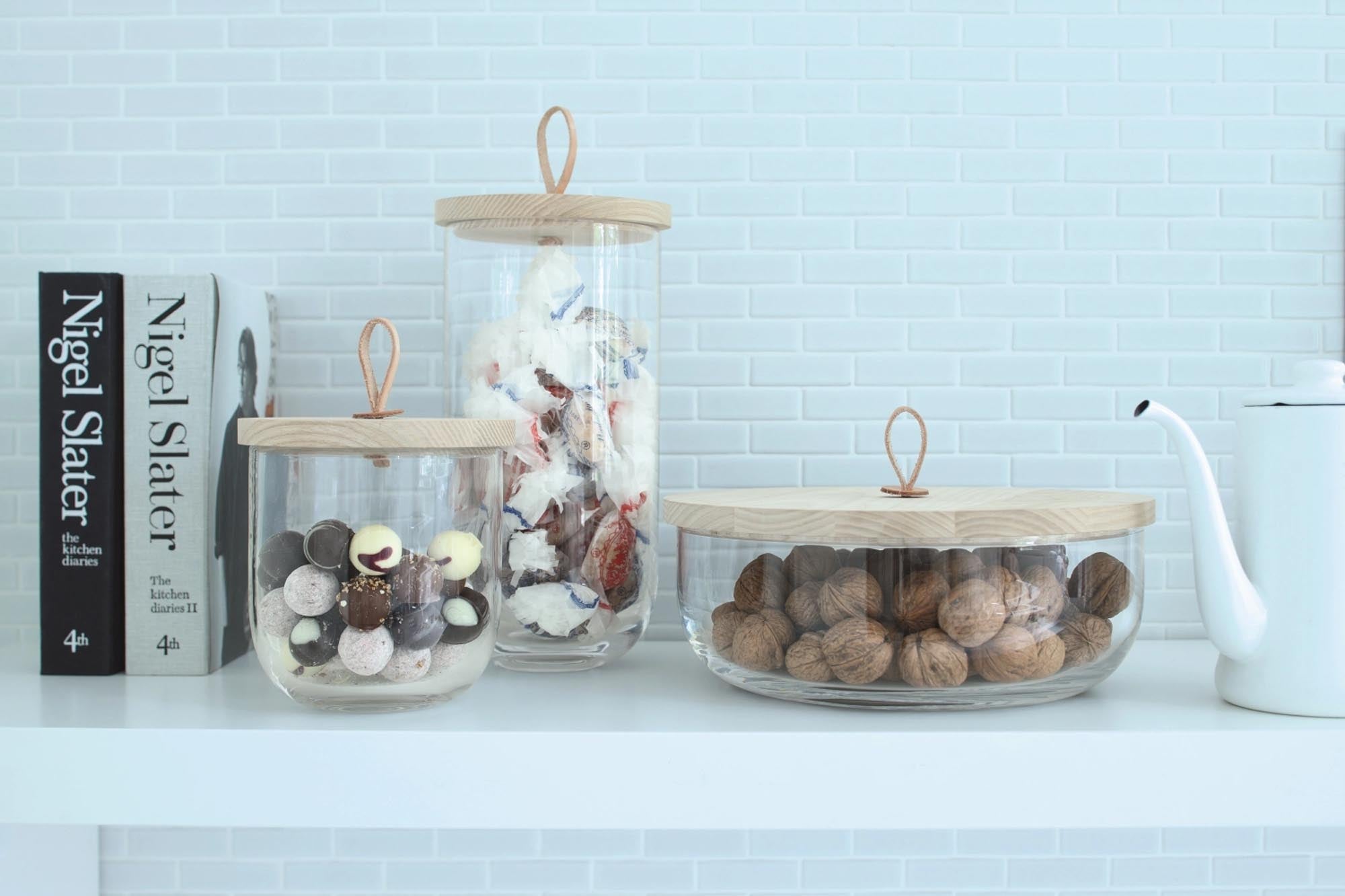 Eleganter Ivalo Behälter aus transparentem Glas mit einem hochwertigen Esche-Deckel, 11 cm hoch. Ideal für stilvolle Aufbewahrung und Dekoration.