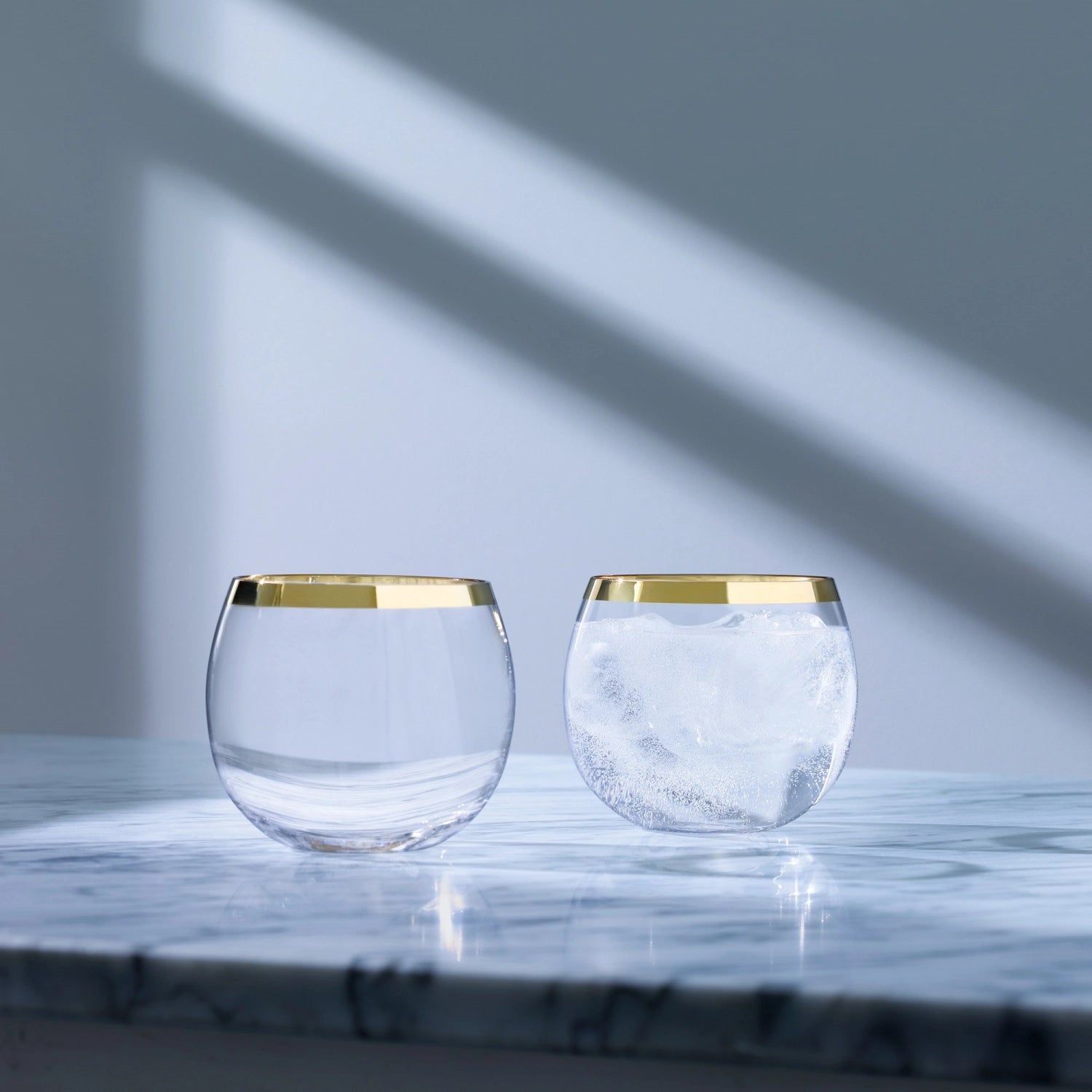 Elegantes 2er Set Luca Tumbler Gläser von LSA, ideal für erfrischende Cocktails, mit 330ml Fassungsvermögen und zeitgemäßem Look.