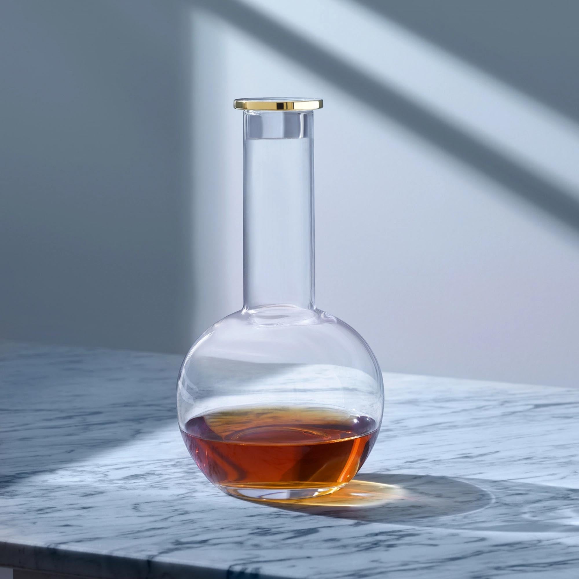 Der luxuriöse 1,5 l Luca Dekanter von LSA aus hochwertigem Glas mit edlem goldenen Stopper – perfekt für exquisite Weinservierungen.