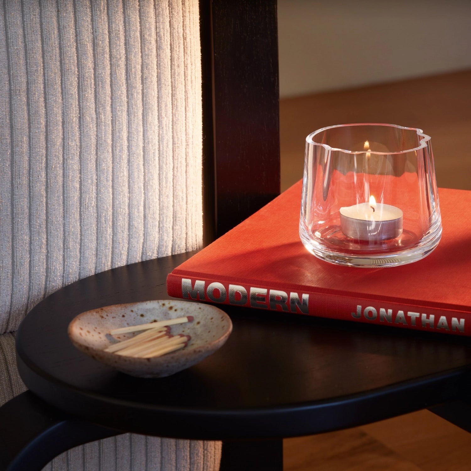 Eleganter Lagoon Teelichthalter/Vase H8cm aus klarem, mundgeblasenem Glas von LSA. Perfekt für stimmungsvolle Akzente und florale Arrangements.