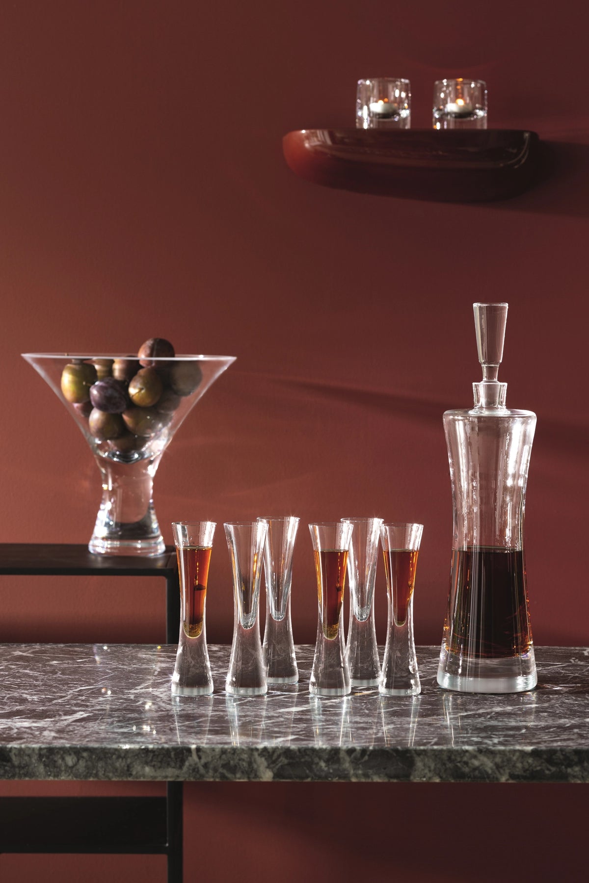 Zwei transparente, mundgeblasene Likörgläser aus Glas mit schlankem Kelch und dickem, ausgestelltem Stiel, Modell Moya von LSA, 50ml Fassungsvermögen.