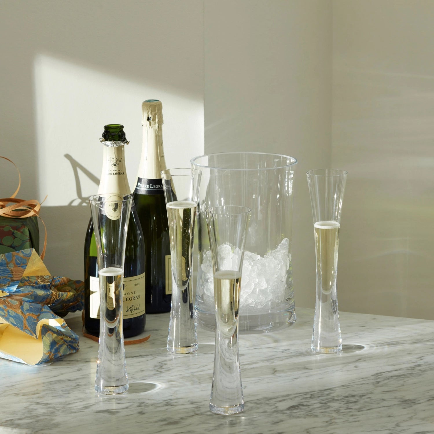 Elegantes Moya Servier-Set von LSA, bestehend aus klaren Champagnerflöten, ideal für festliche Anlässe und stilvolle Tischdekoration.