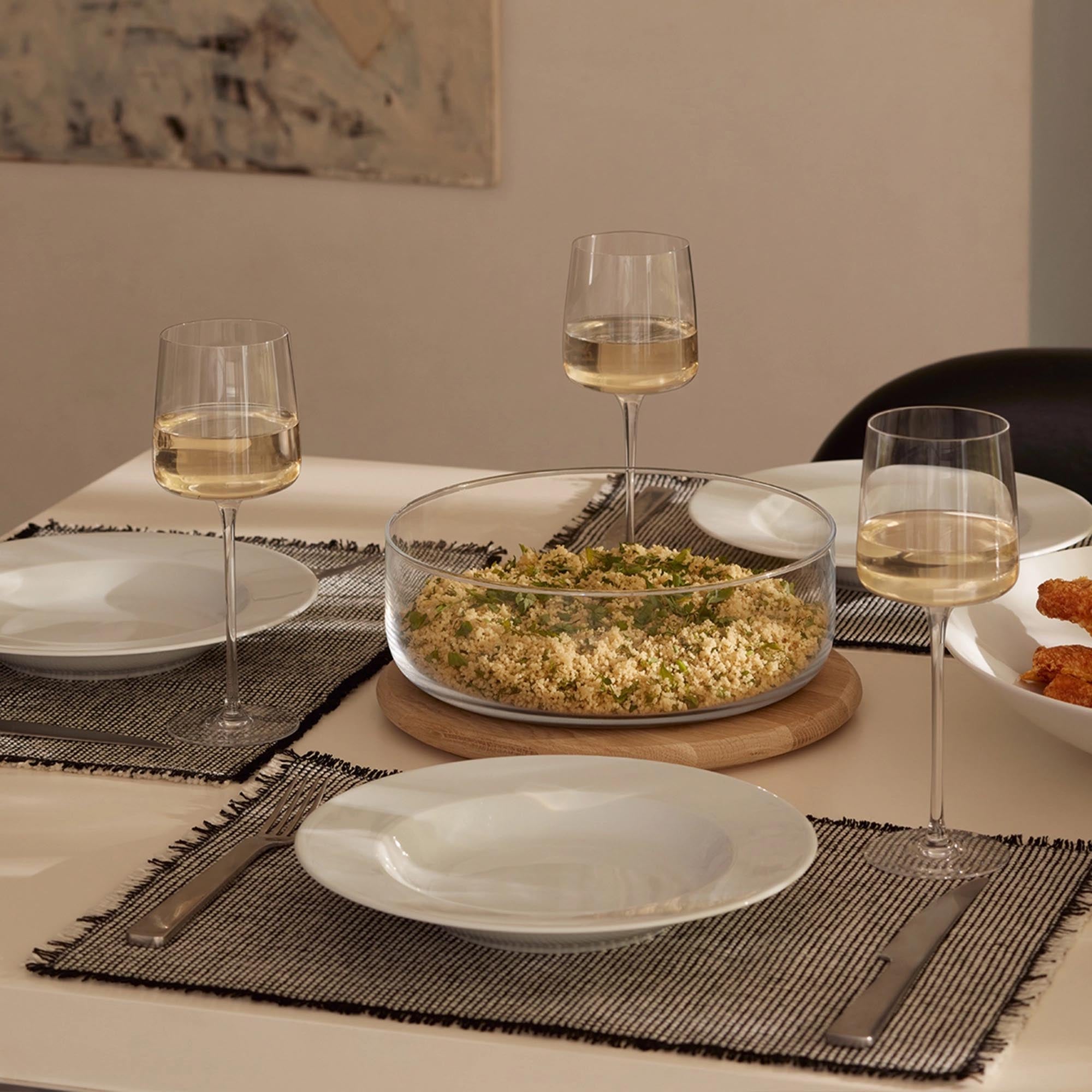 Elegantes 4er Set Metropolitan Weingläser von LSA, 350ml, aus kristallklarem Glas. Ideal für jeden Anlass und ein Blickfang auf jedem Tisch.