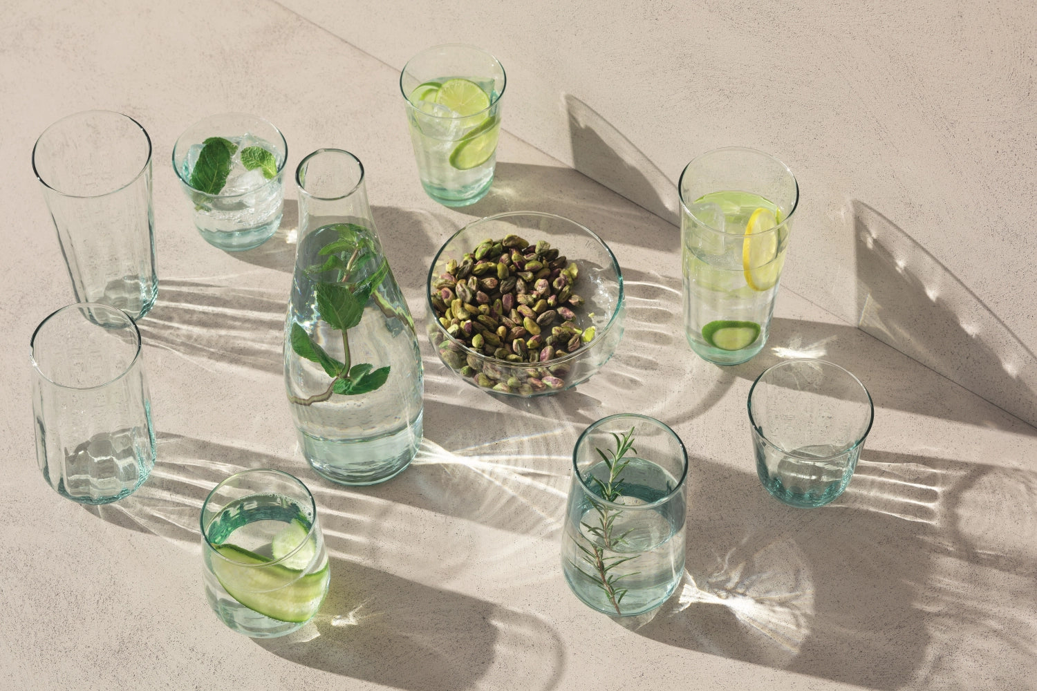 Transparente Mia Wasserkaraffe aus recyceltem Glas, 1.25L, mit modernem Design und stilvollem Ausguss, ideal für Wasser und Getränke.