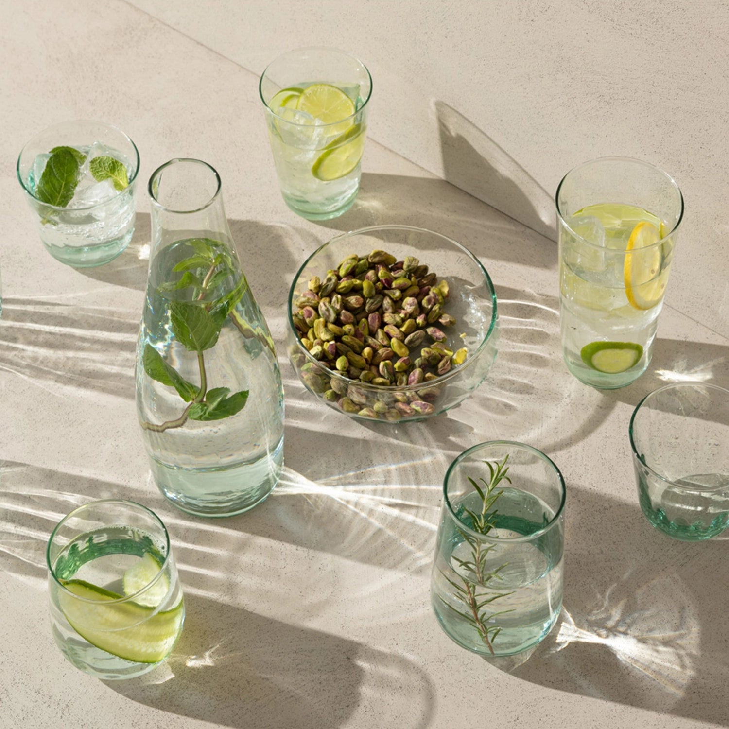 Moderne Wasserkaraffe Mia aus recyceltem Glas, 1.25L, mit klaren Linien und funktionalem Design, ideal für jeden Anlass.