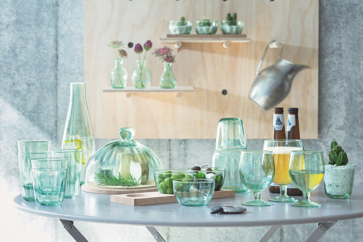4er Set Mia Saftglas 590ml von LSA aus transparentem, leicht grünlichem Glas mit konischer Form, geriffelter Textur und sichtbaren Luftbläschen.