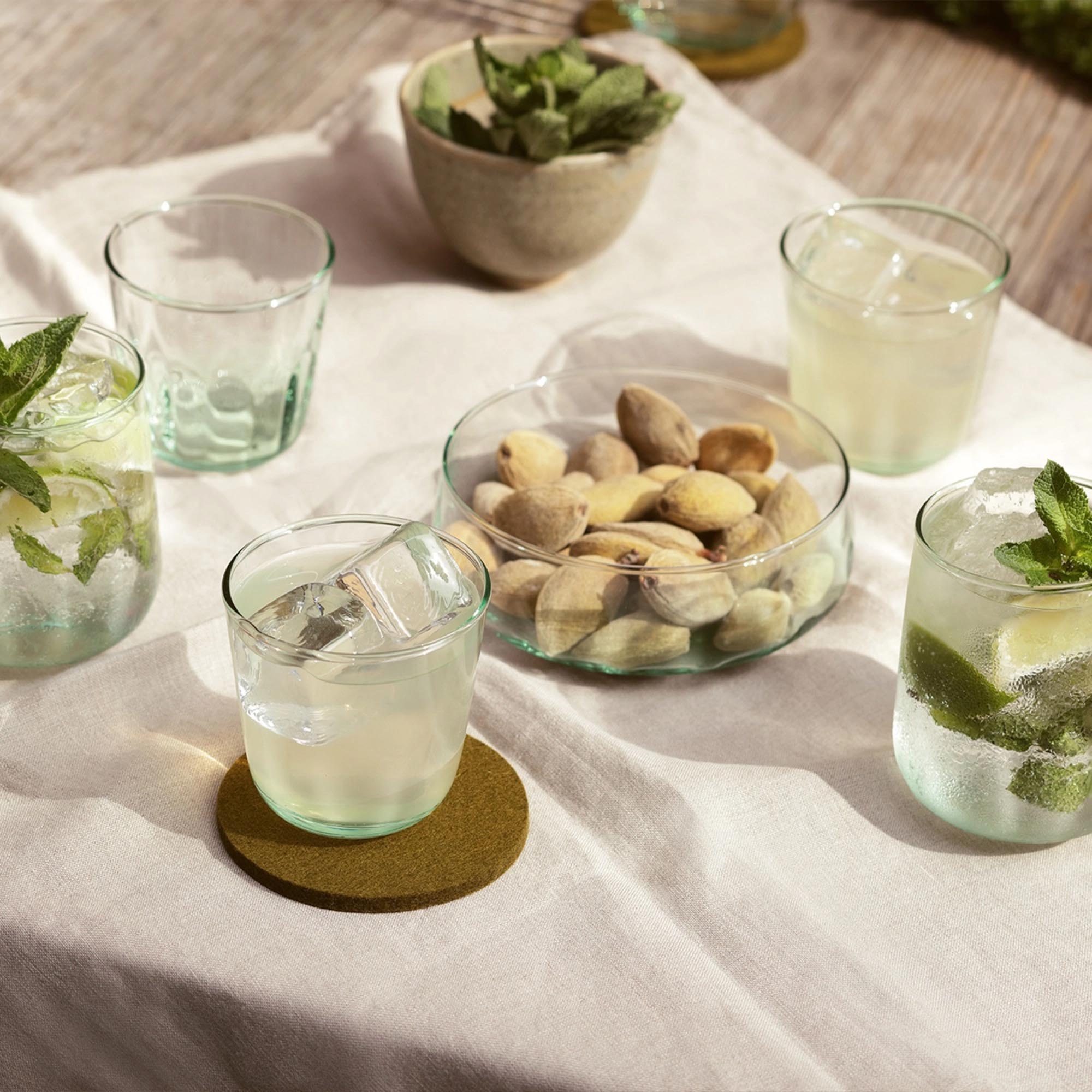 Entdecken Sie die stilvolle Mia Schale Ø15cm, tief, aus hochwertigem recyceltem Glas. Perfekt für umweltbewusste Genießer.