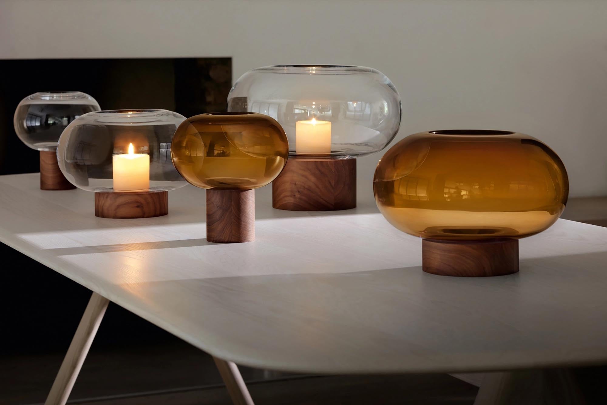 Entdecken Sie die Oblate Vase in Bernstein-Walnuss von LSA. Mit einem Durchmesser von 15 cm und einer Höhe von 13,5 cm vereint sie elegantes Design und Funktionalität.