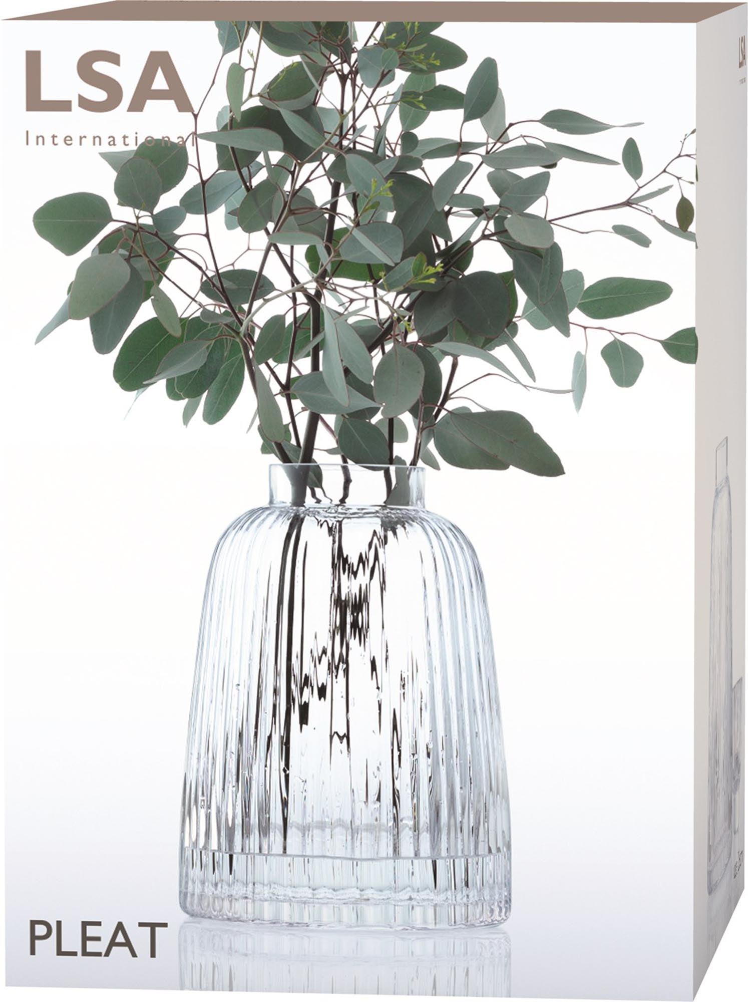 Entdecken Sie die stilvolle Pleat Vase H26cm von LSA. Ihr klares Glasdesign sorgt für beeindruckende Lichtspiele und setzt Blumen perfekt in Szene.