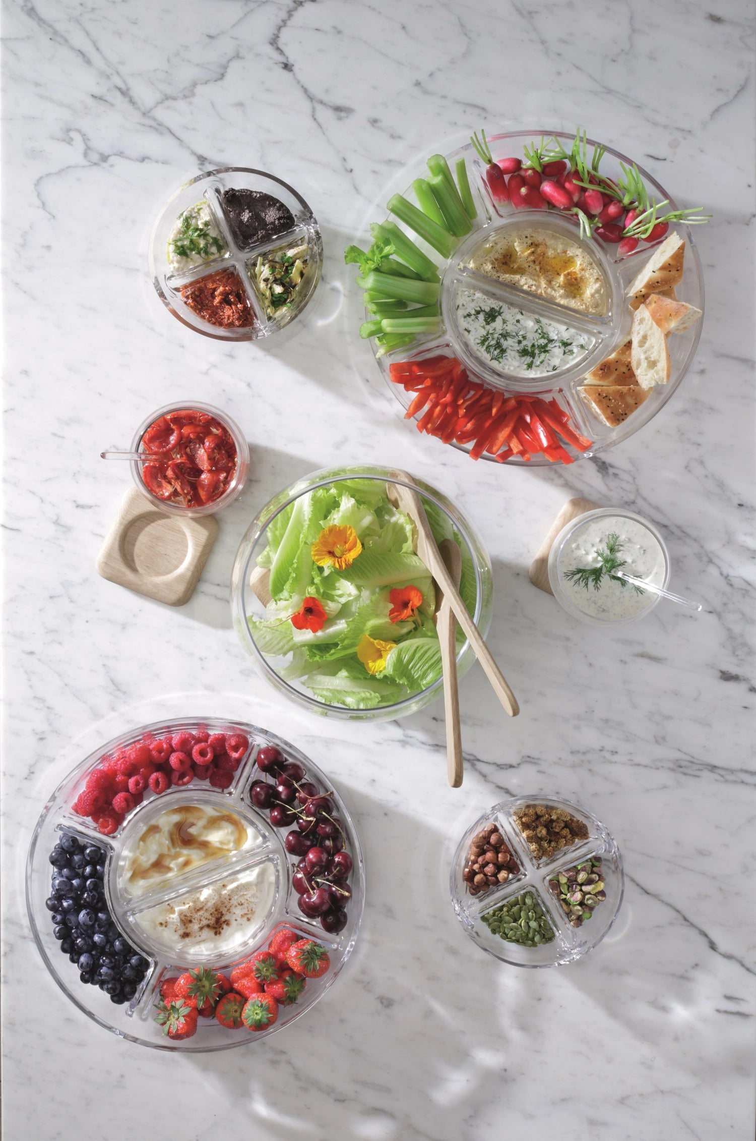 Präsentieren Sie Ihre Speisen stilvoll mit der klaren Serve Multi-Servierplatte von LSA (Ø35cm). Perfekt für jeden Anlass und pflegeleicht.