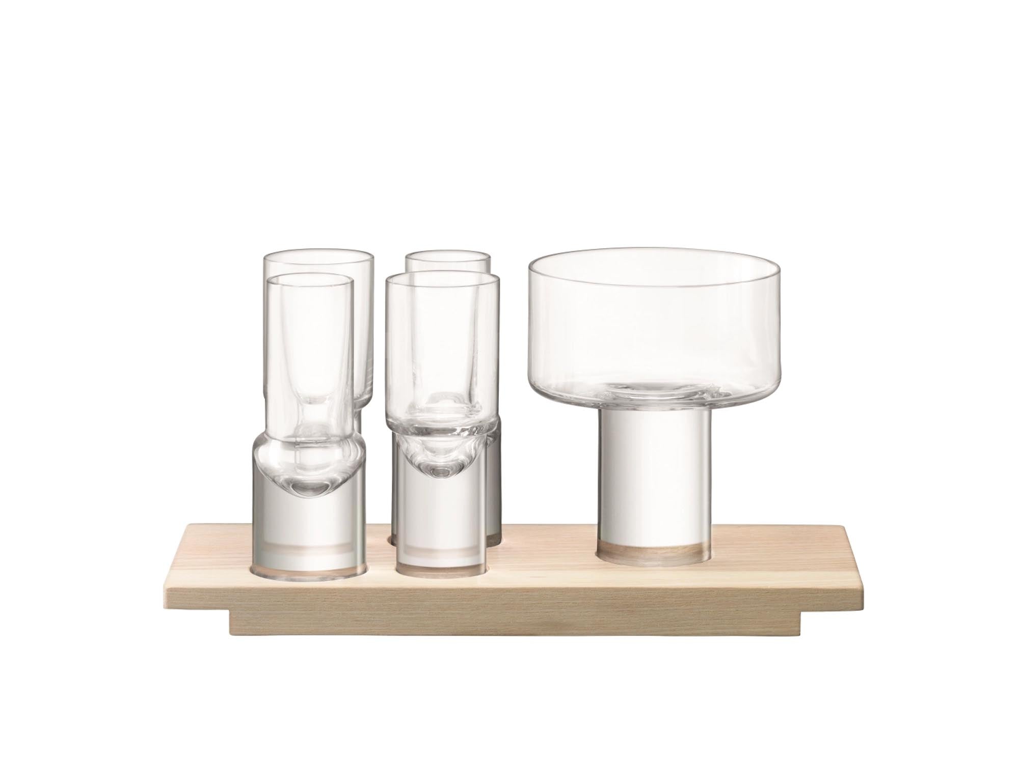Elegantes Vodka Servier Set aus klarem Glas und Esche, ideal für stilvolle Anlässe und anspruchsvolle Geniesser.