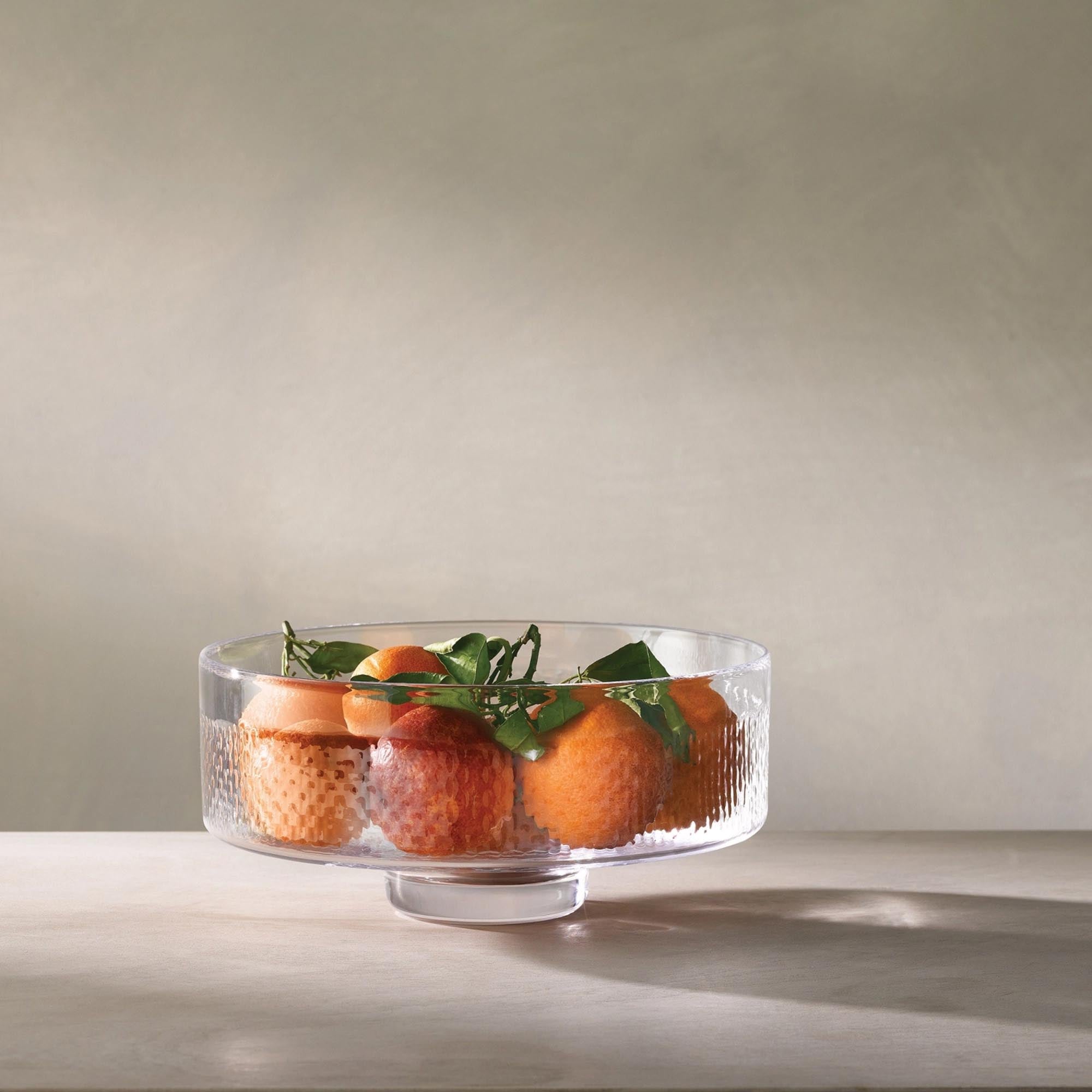 Hochwertige Wicker Hohe Schale mit Fuß von LSA, Ø28.5cm, H13cm, aus klarem Glas. Perfekt für elegante Tischdekorationen und kreative Akzente.