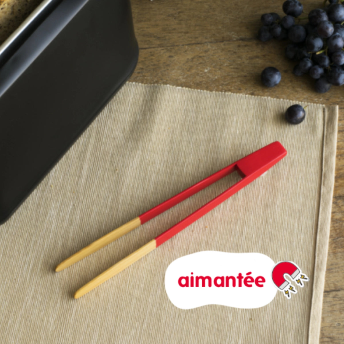 Pebbly Magnetische Zange, Rot, 24cm in Rot präsentiert im Onlineshop von KAQTU Design AG. Zange ist von Pebbly