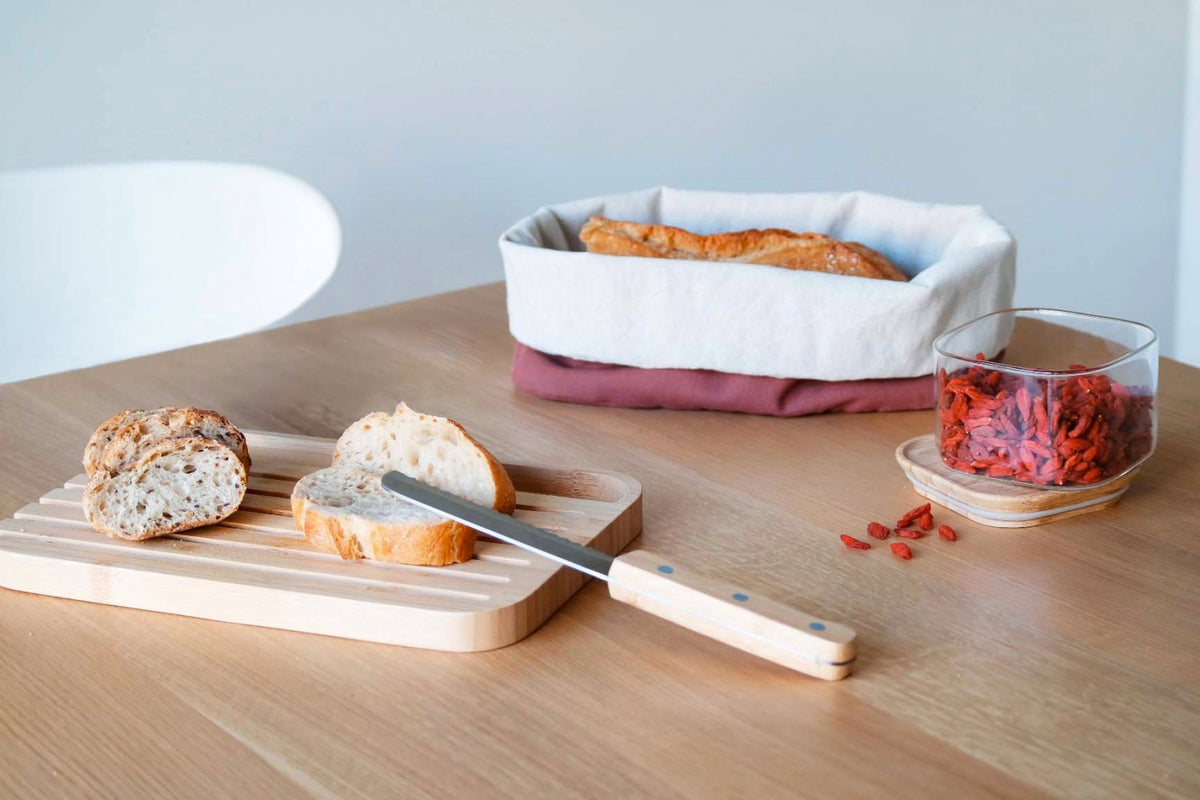 Set Pebbly Brotschneidebrett & Brotmesser natural, 36x26cm in Braun präsentiert im Onlineshop von KAQTU Design AG. Schneidbrett ist von Pebbly
