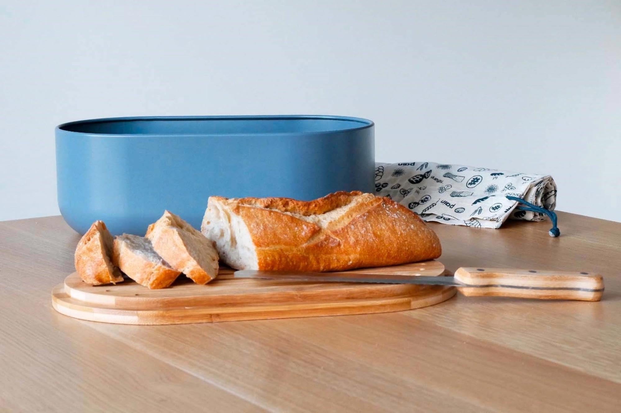 Stilvoller Pebbly Brotkasten aus Slate mit Bambus-Schneidebrett, Messer und Baumwoll-Brotbeutel für frisches Brot.