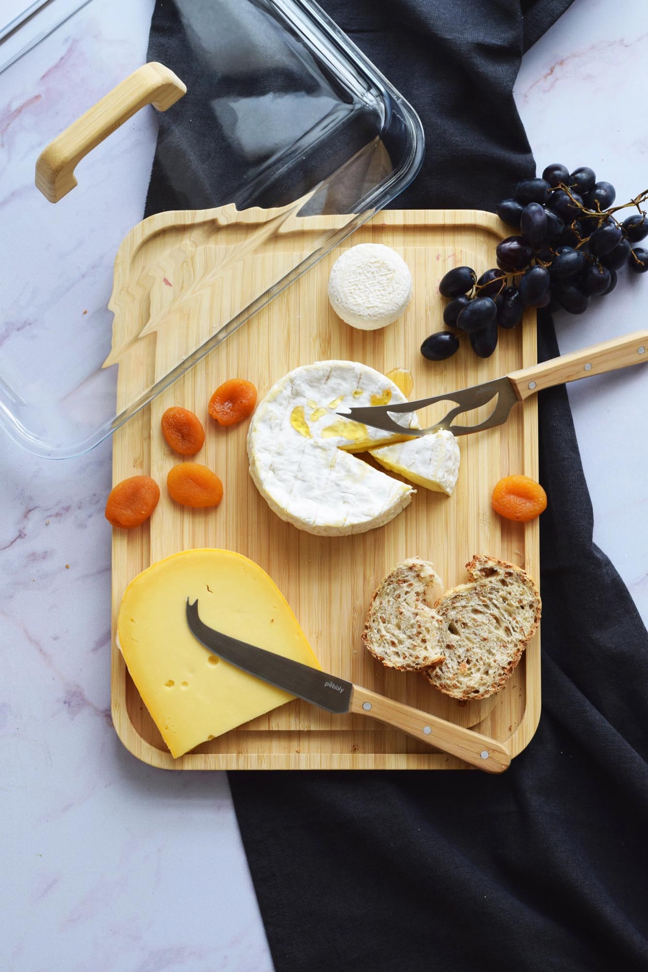 Entdecken Sie das 2er Set Pebbly Käsemesser – stilvolle, langlebige Küchenhelfer aus Edelstahl und Bambus für jede Küche.