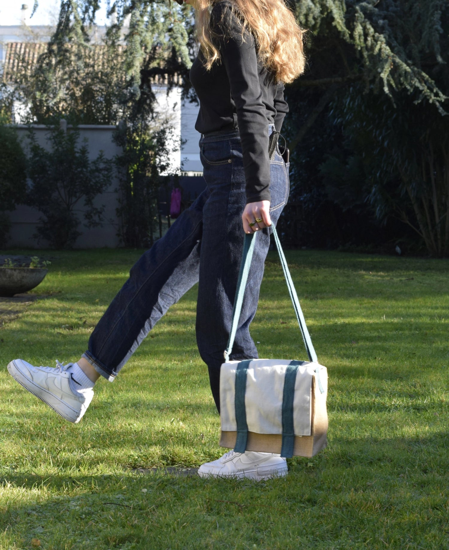 Die Pebbly Umhängetasche in Dunkelblau (26x22x12cm) vereint Funktionalität und Stil, ideal für Alltag und Ausflüge, aus nachhaltigen Materialien gefertigt.