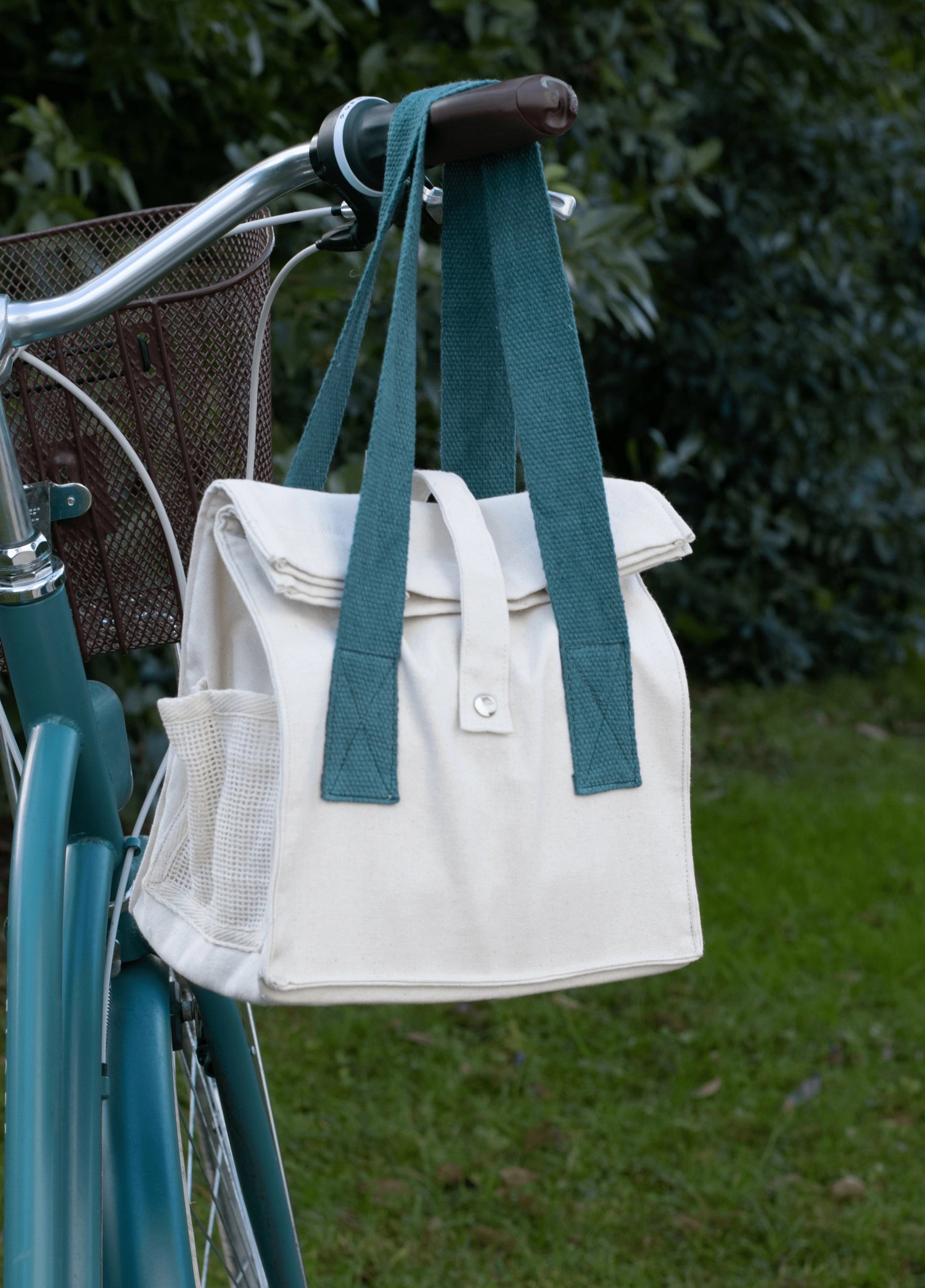 Die Pebbly Lunch Tasche in elegantem dunkelblau und natural (32x25x17 cm) vereint Funktionalität und Stil. Perfekt für unterwegs!