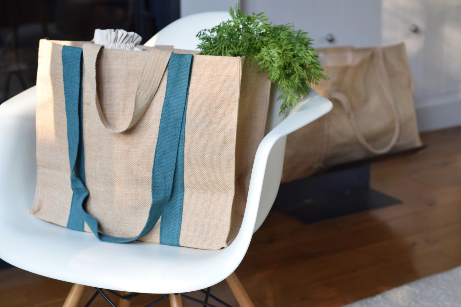 Die Pebbly Tasche XL vereint Stil und Funktionalität. Mit 40 x 30 cm bietet sie Platz für alles, von Spielzeug bis Wäsche, und ist nachhaltig aus Baumwolle und Jute gefertigt.