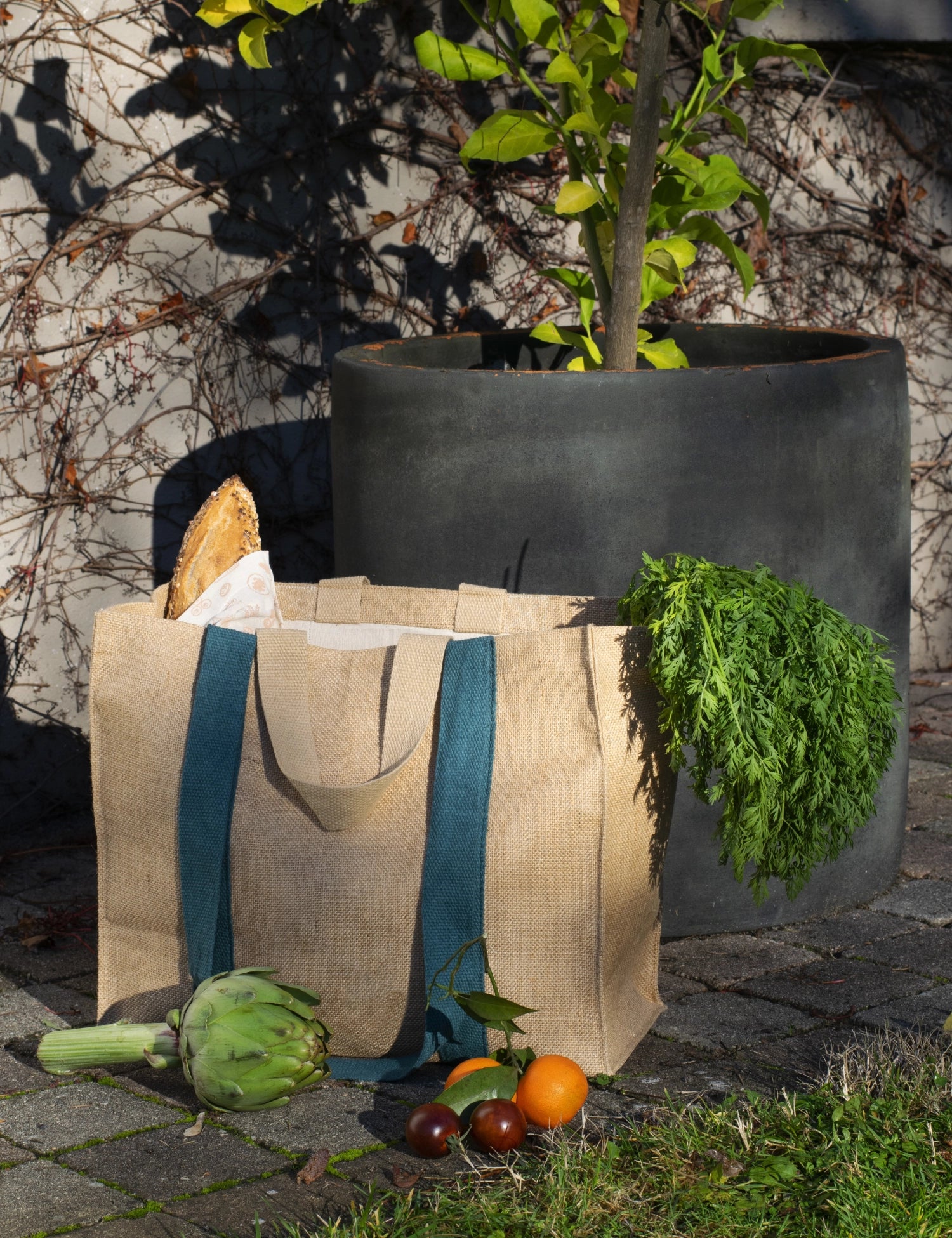 Die Pebbly Tasche XL ist die perfekte Kombination aus Stil und praktischer Aufbewahrung. Mit großzügigen 40 x 30 cm bietet sie Platz für Spielzeug, Wäsche und mehr, während sie aus umweltfreundlicher Baumwolle und Jute gefertigt ist.