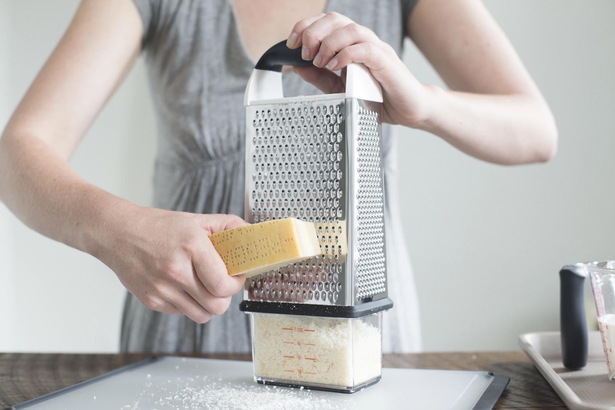 Entdecken Sie die OXO 4-seitige Reibe mit praktischem Auffangbehälter. Hochwertiger Edelstahl, ergonomisches Design und vielseitige Reibeflächen für müheloses Kochen.