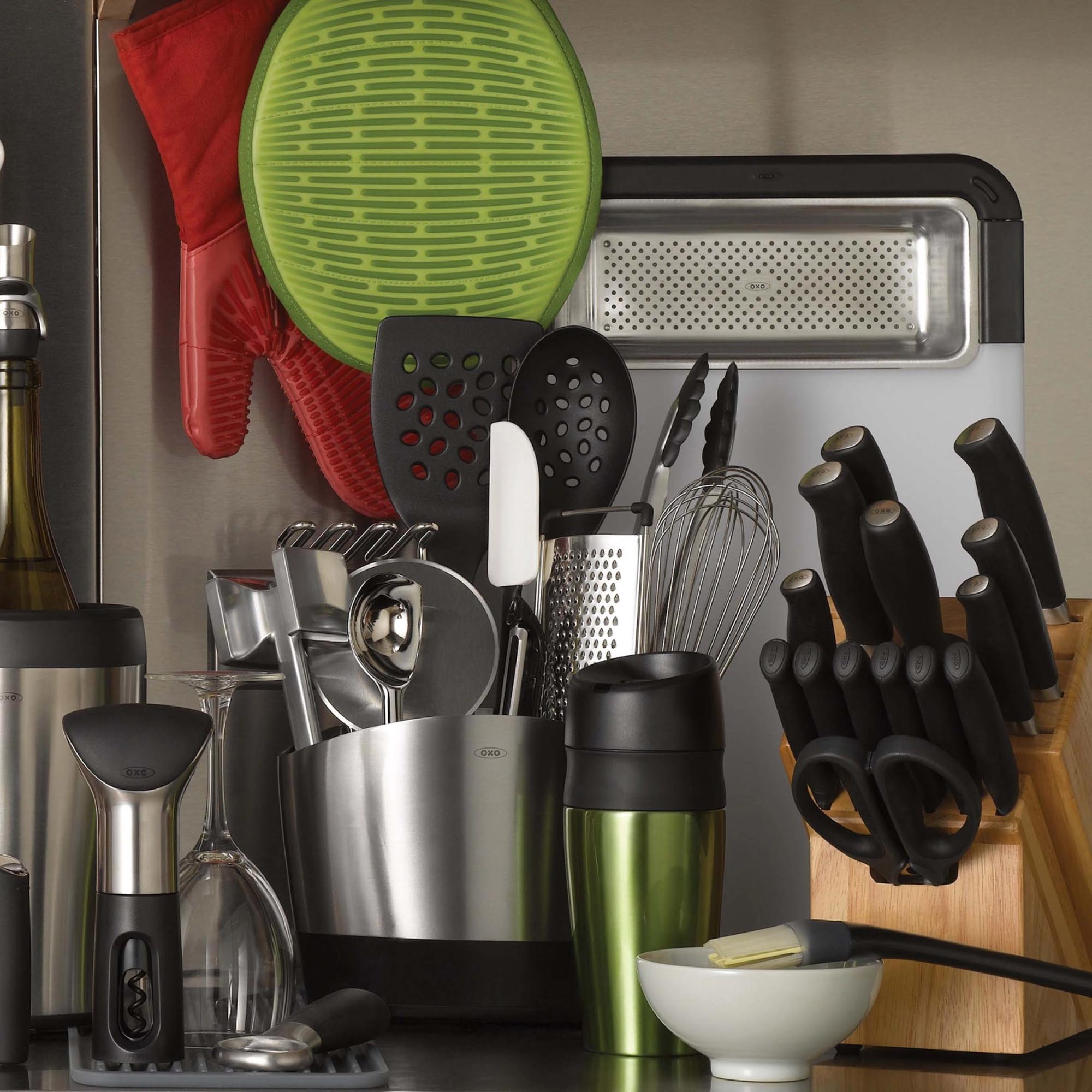 Eleganter OXO Utensilienhalter aus Edelstahl: Funktional, langlebig, mit rutschfester Basis und grossem Fassungsvermögen. Perfekt für jede Küche!