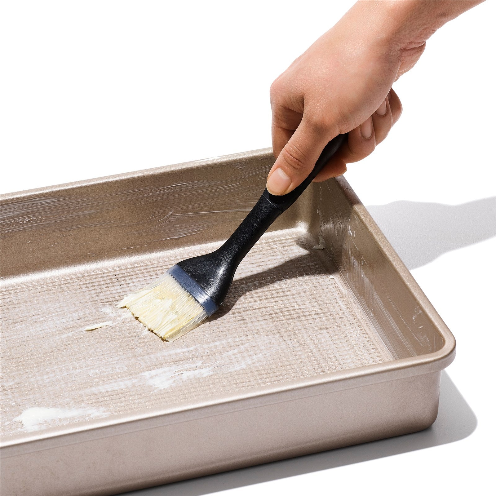 Der OXO Silikon-Backpinsel (3.8 cm) ist der perfekte Küchenhelfer für präzises Auftragen und einfache Reinigung. Ideal für Back- und Kochliebhaber!