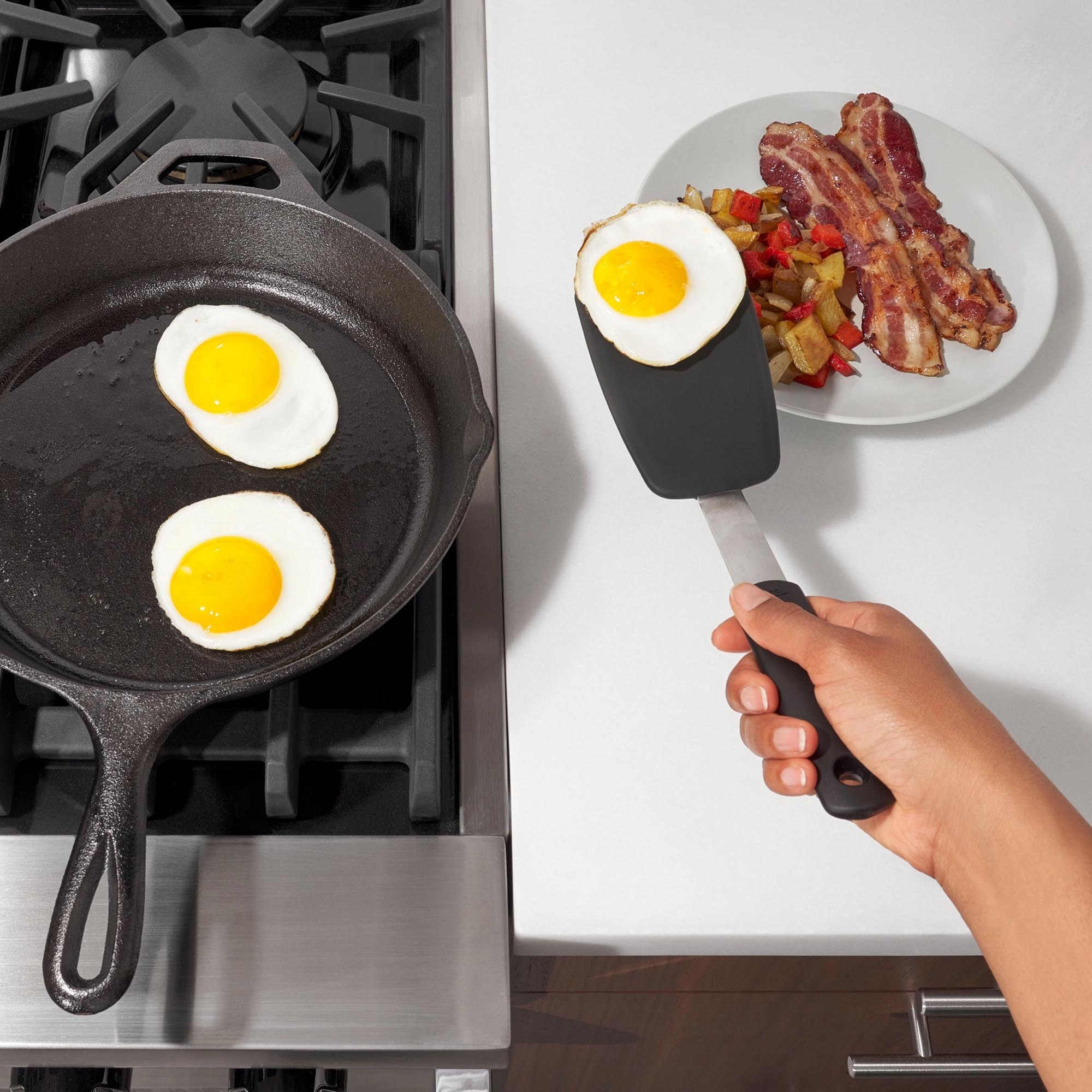 Flexibler OXO Silikon-Pfannenwender, 28,5 cm, langlebig, hitzebeständig, ergonomisch, spülmaschinenfest, kratzfrei.