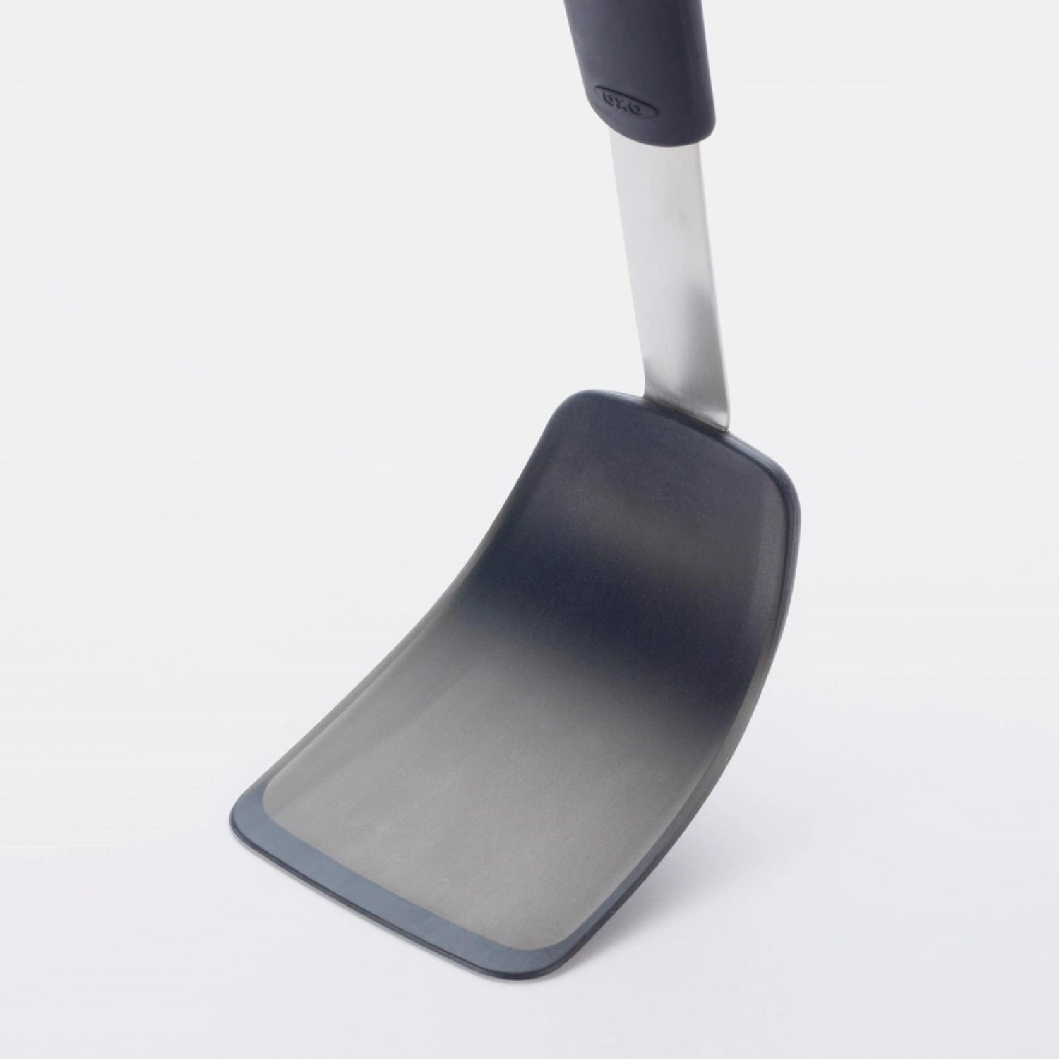 Hochwertiger Silikon-Pfannenwender von OXO, 28.5 cm, perfekt für das Wenden von empfindlichen Lebensmitteln, hitzebeständig und spülmaschinenfest.